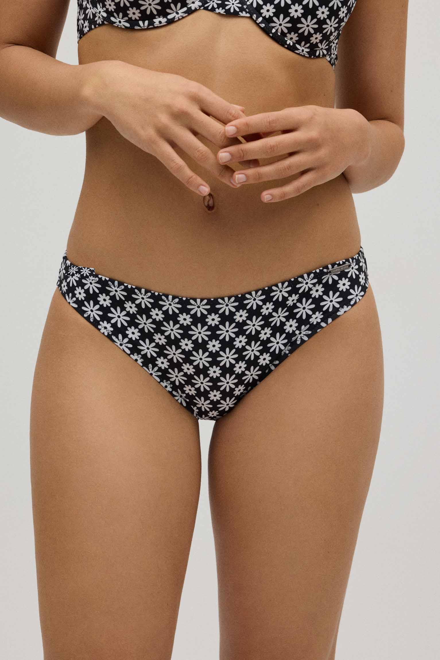 Slip bikini a fiori bianchi e neri