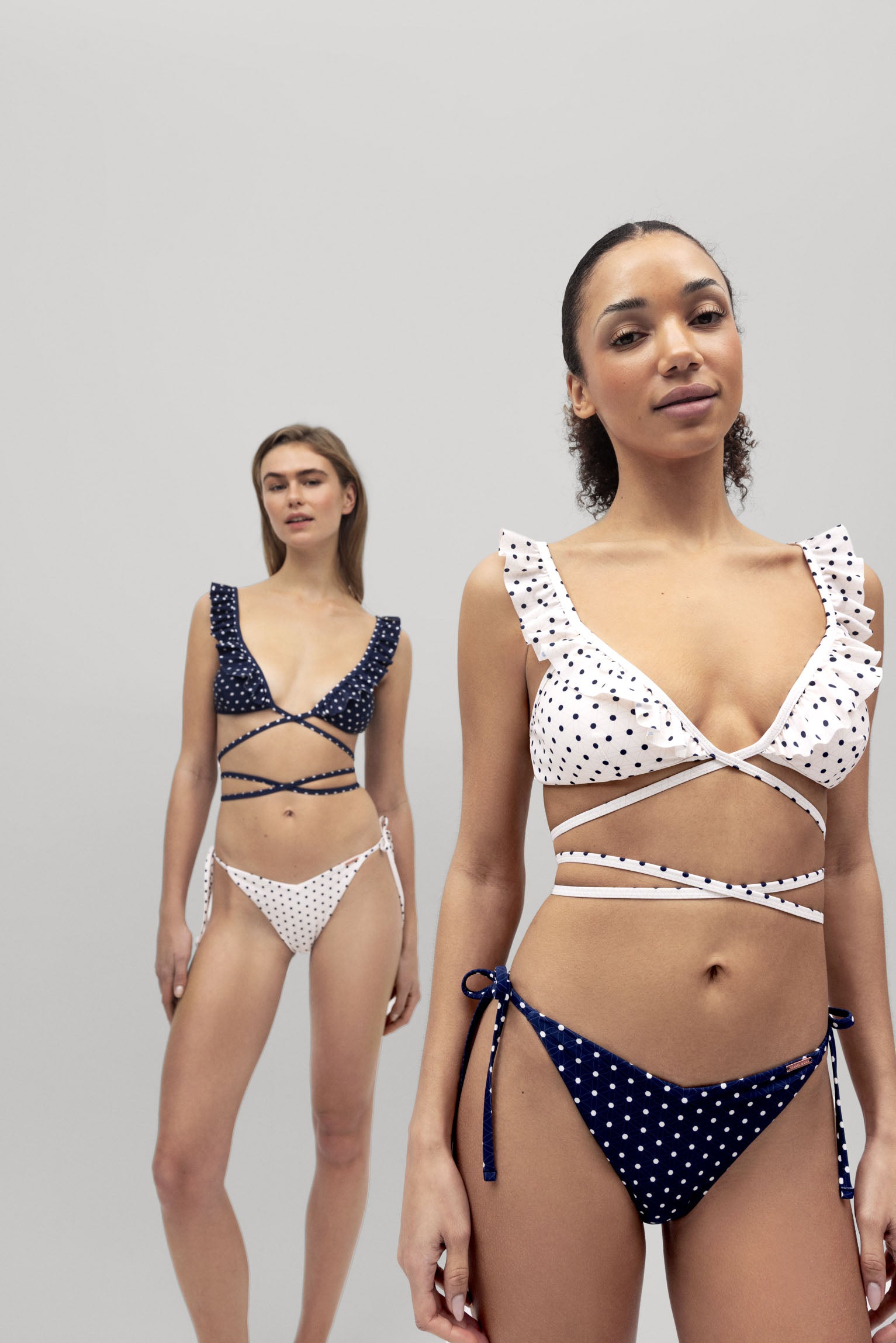 Top bikini a triangolo bianco a pois