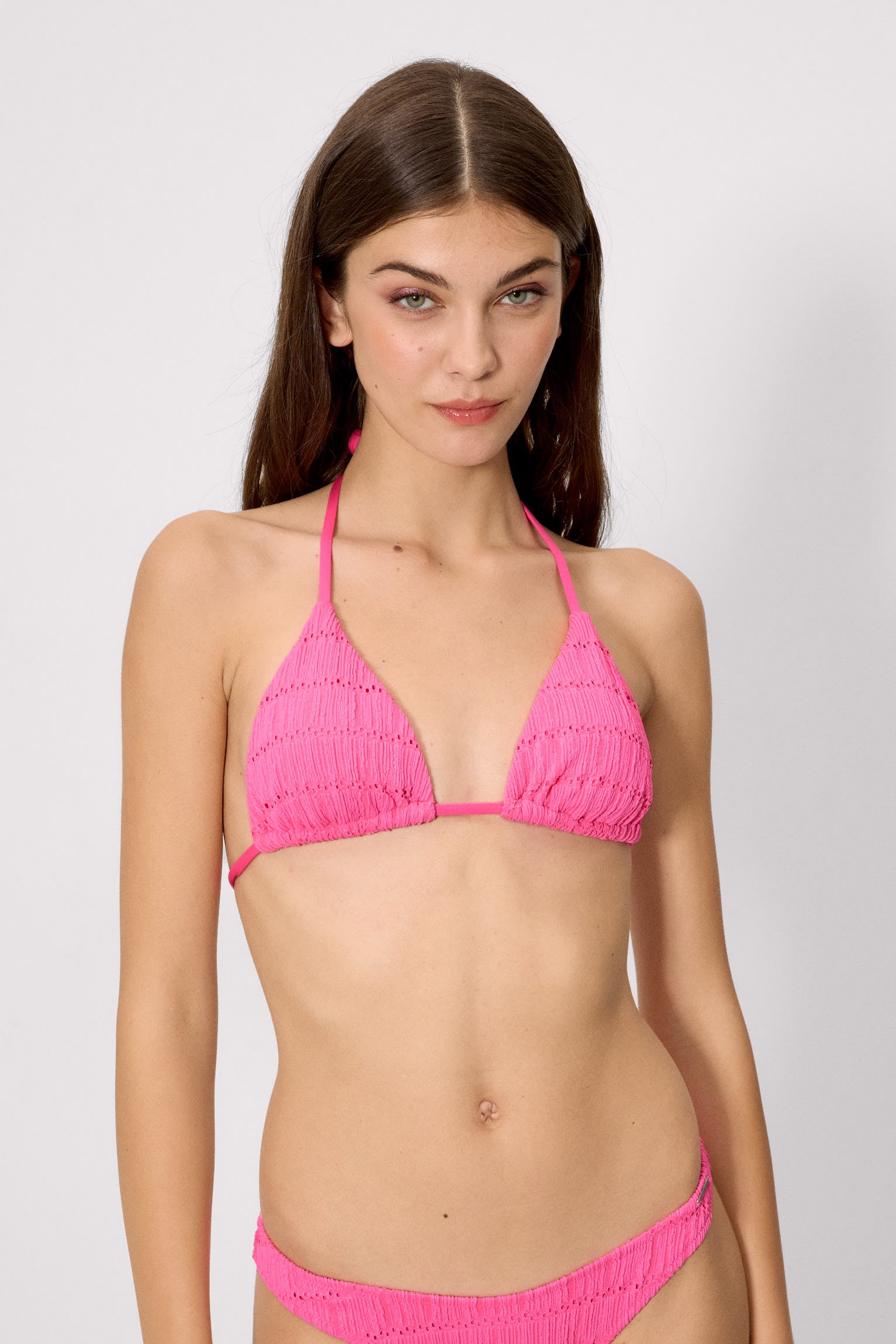 83211-neon-pink-top-bikini-mujer-triangulo-textura-rosa-copa-b-mujer-ysabel-mora