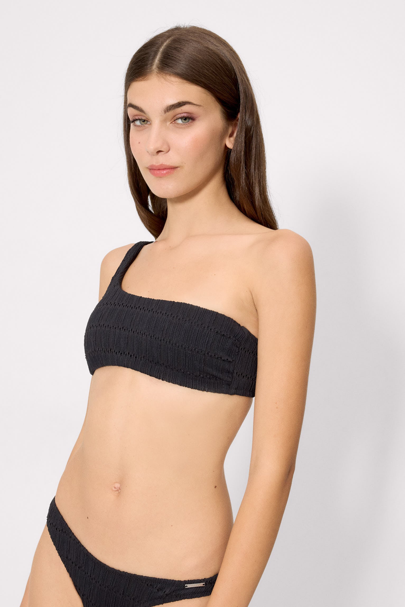 83213-negro-top-bikini-mujer-asimetrico-textura-negro-copa-b-mujer-ysabel-mora