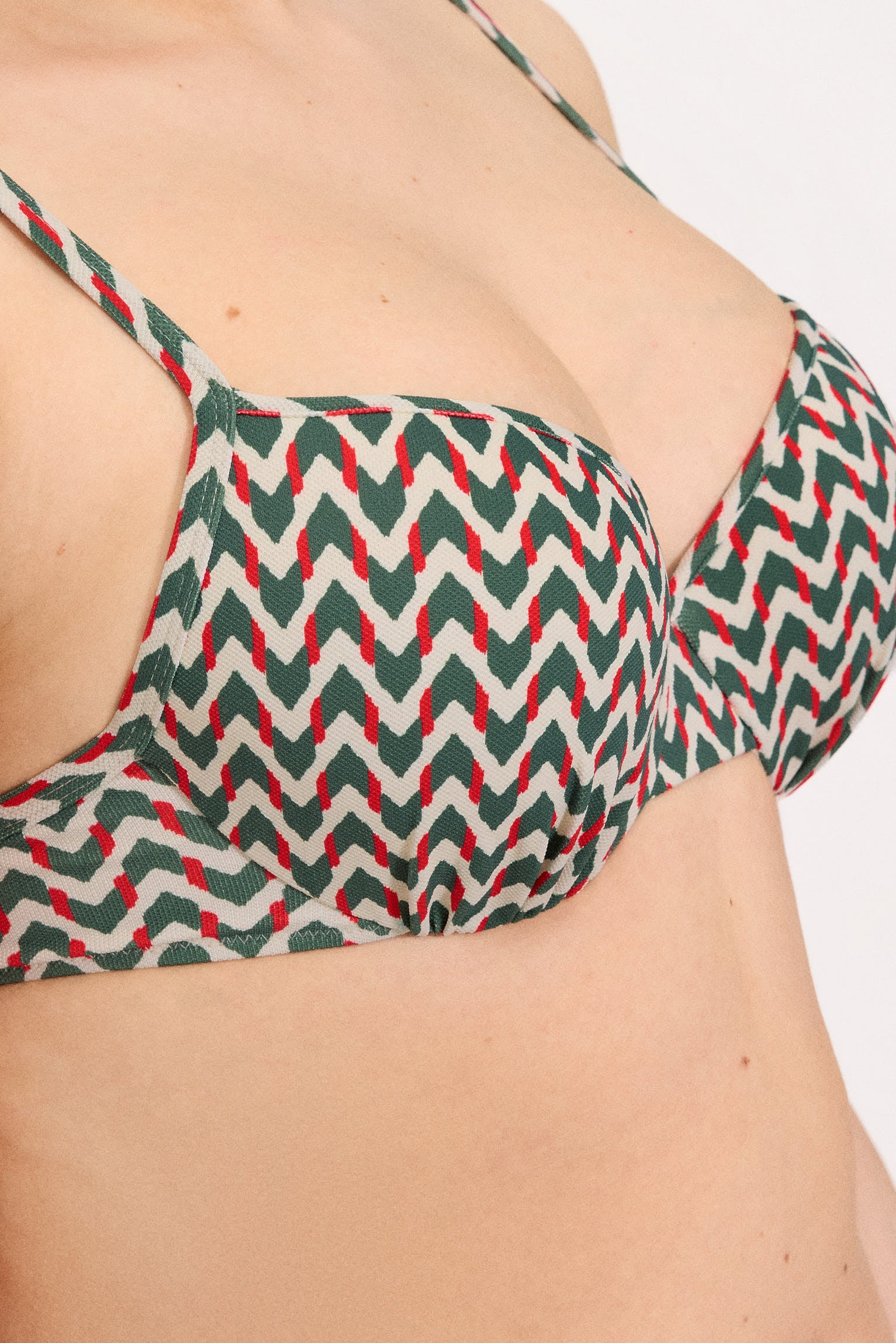 83328-ikat-green-top-bikini-mujer-micropique-estampado-verde-botella-copa-c--ysabel-mora