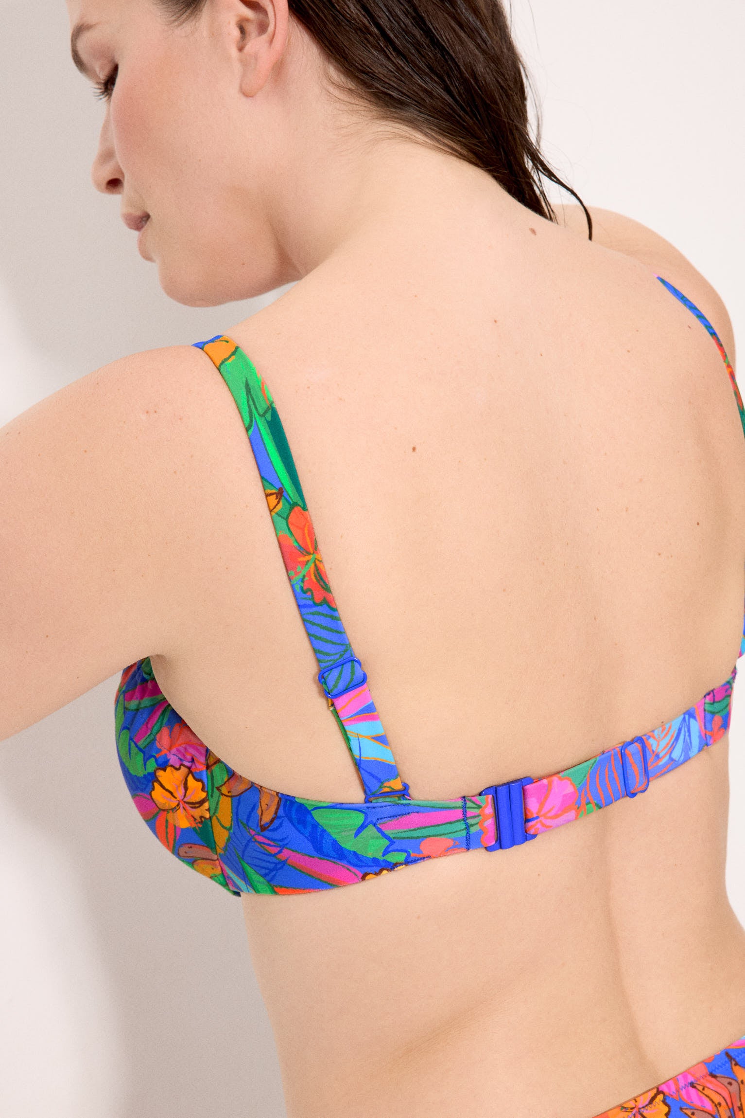 Top bikini con stampa tropicale e ferretto regolabile, coppe C e D