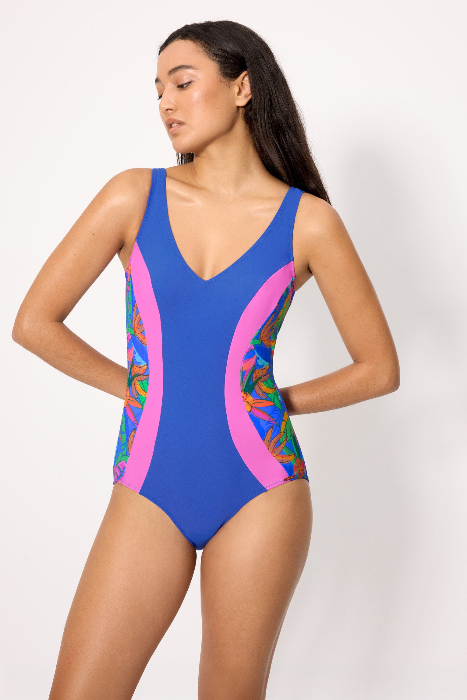 Costume da bagno snellente con stampa tropicale, coppa B