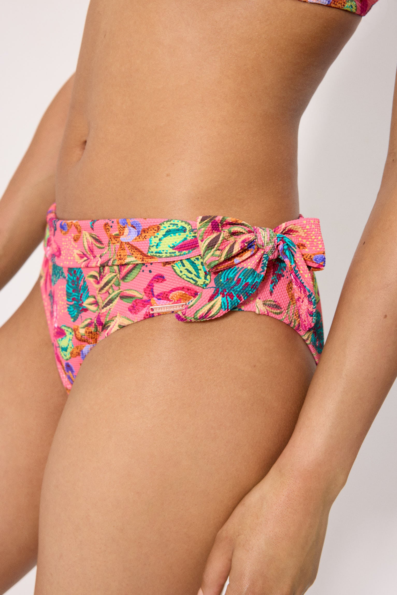 Conjunto de bikini top reductor y braga multiposición piqué estampado tropical copa C - Ysabel Mora
