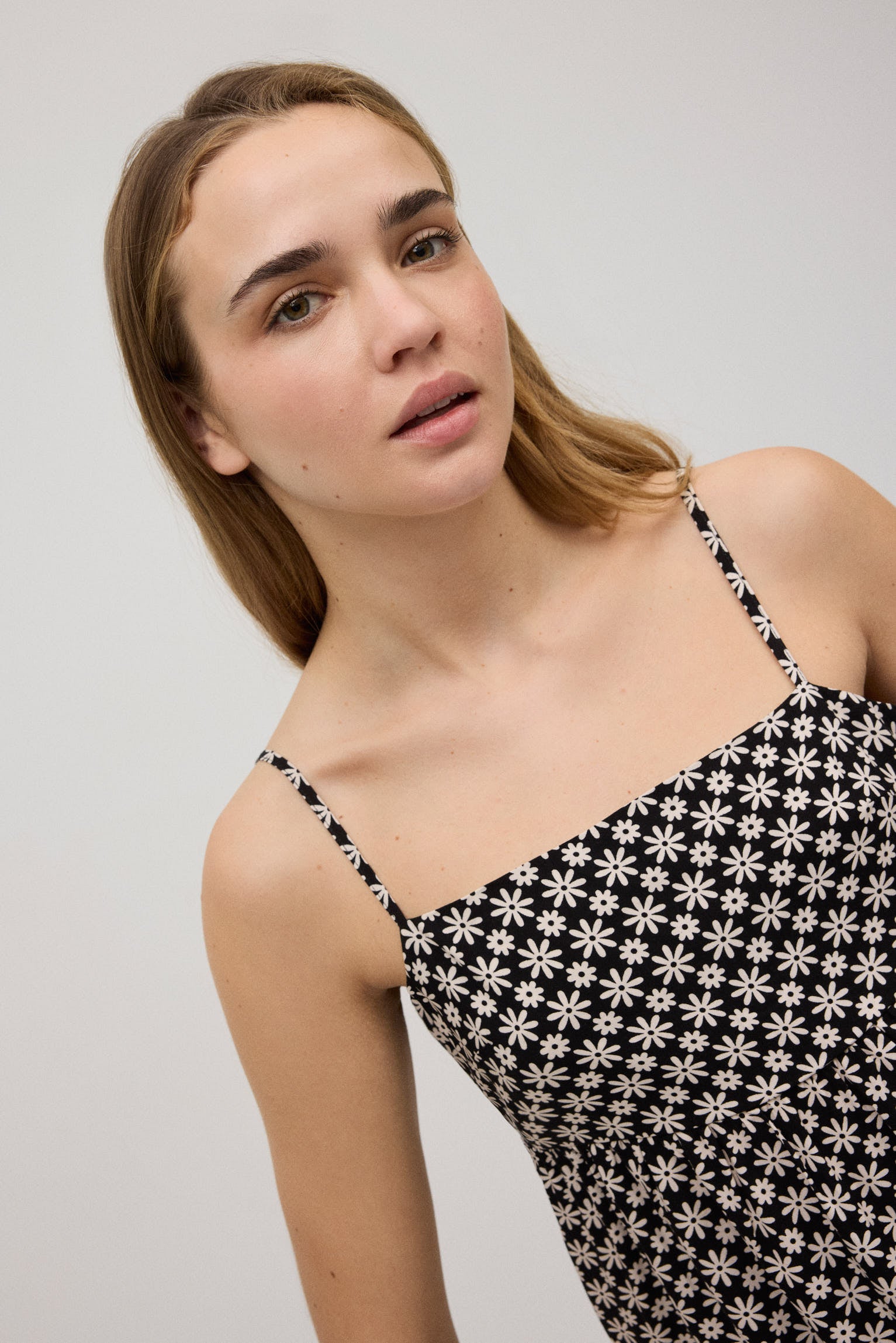 Abito corto con spalline regolabili, stampa fiori bianchi e neri