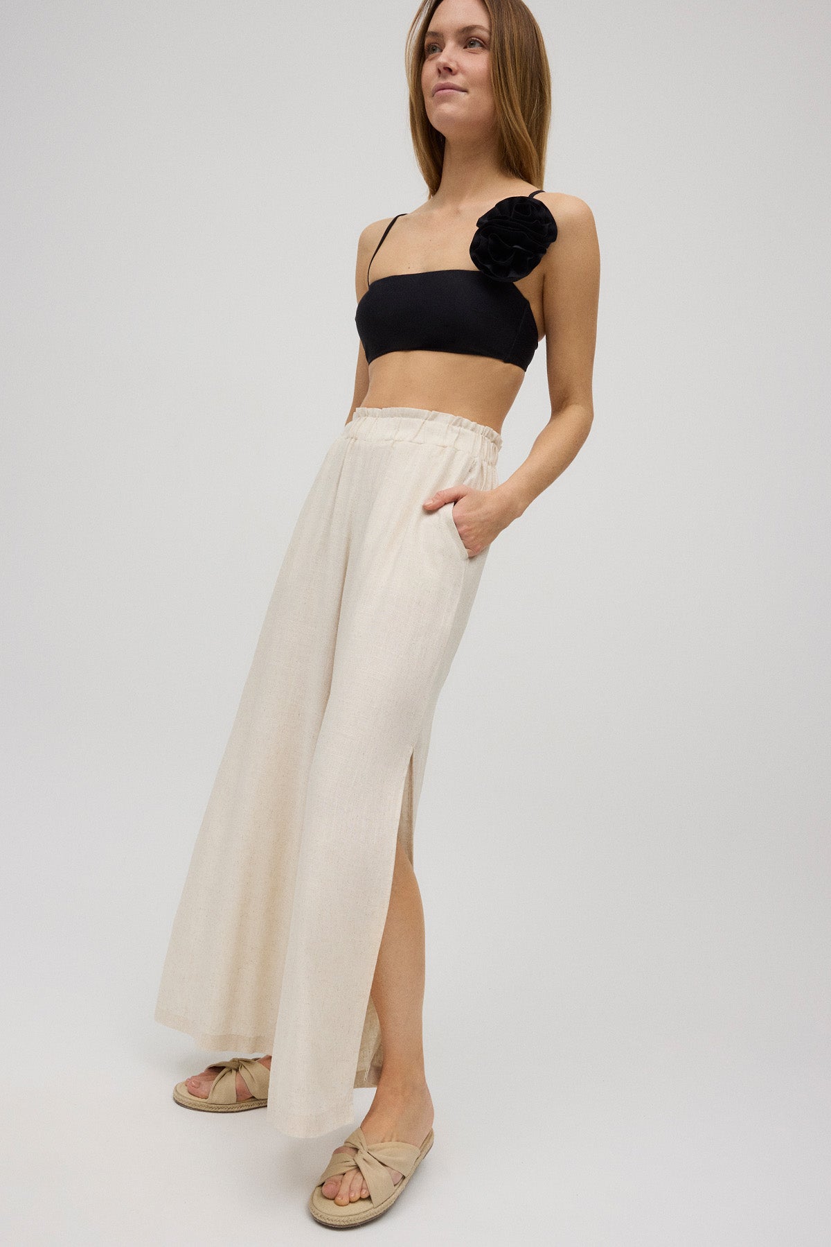 Pantaloni con apertura ampia in lino