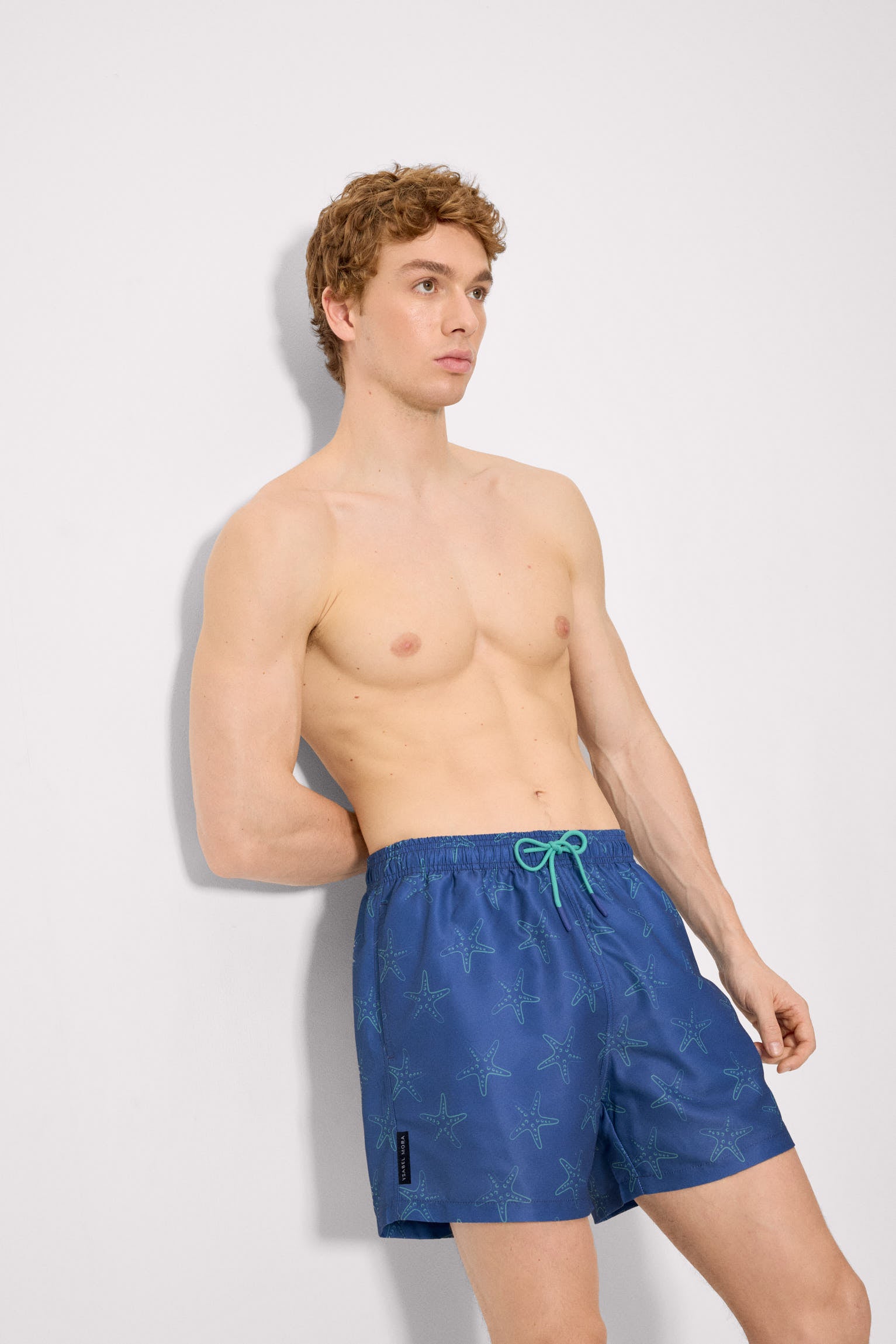 Costume da bagno di media lunghezza con stampa a stelle marine in blu