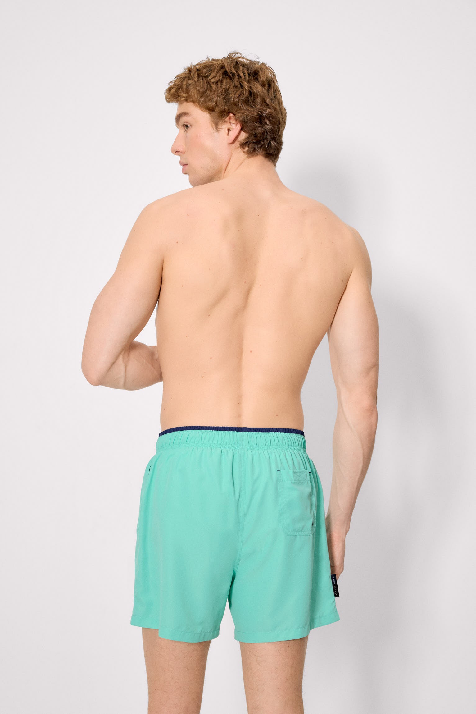 Costume da bagno basic di media lunghezza con dettaglio in vita verde