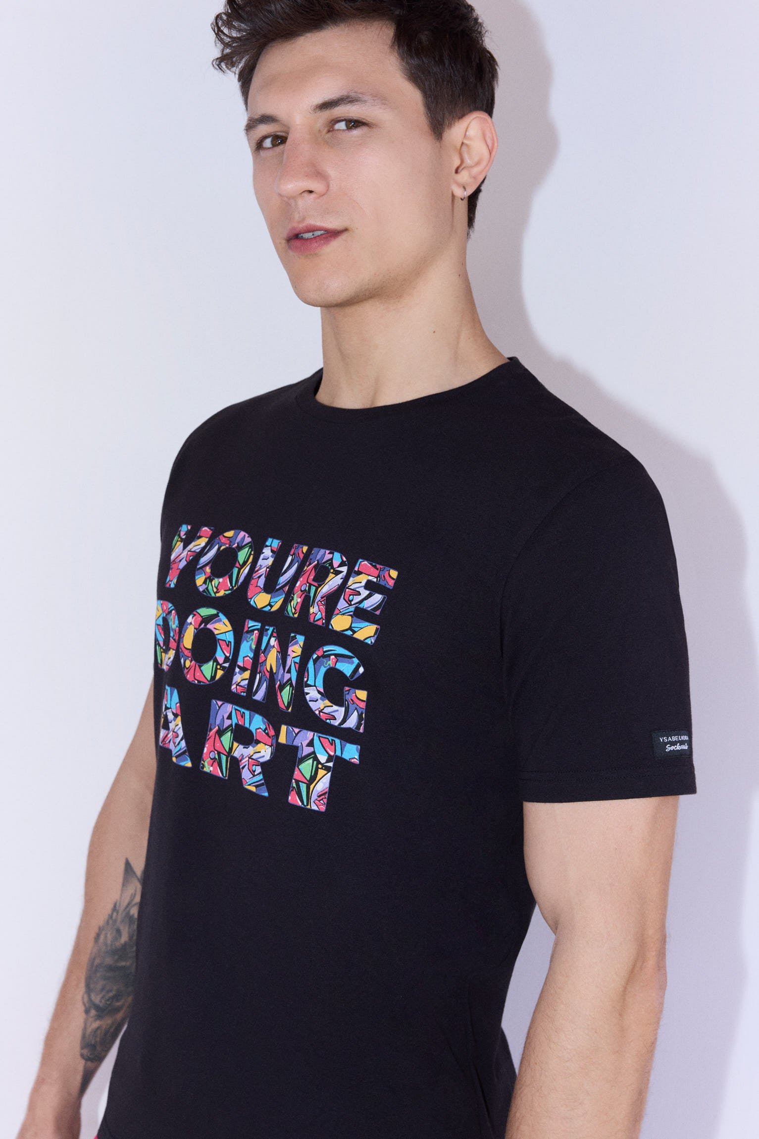 T-shirt nera a maniche corte con stampa street art Sockarrats