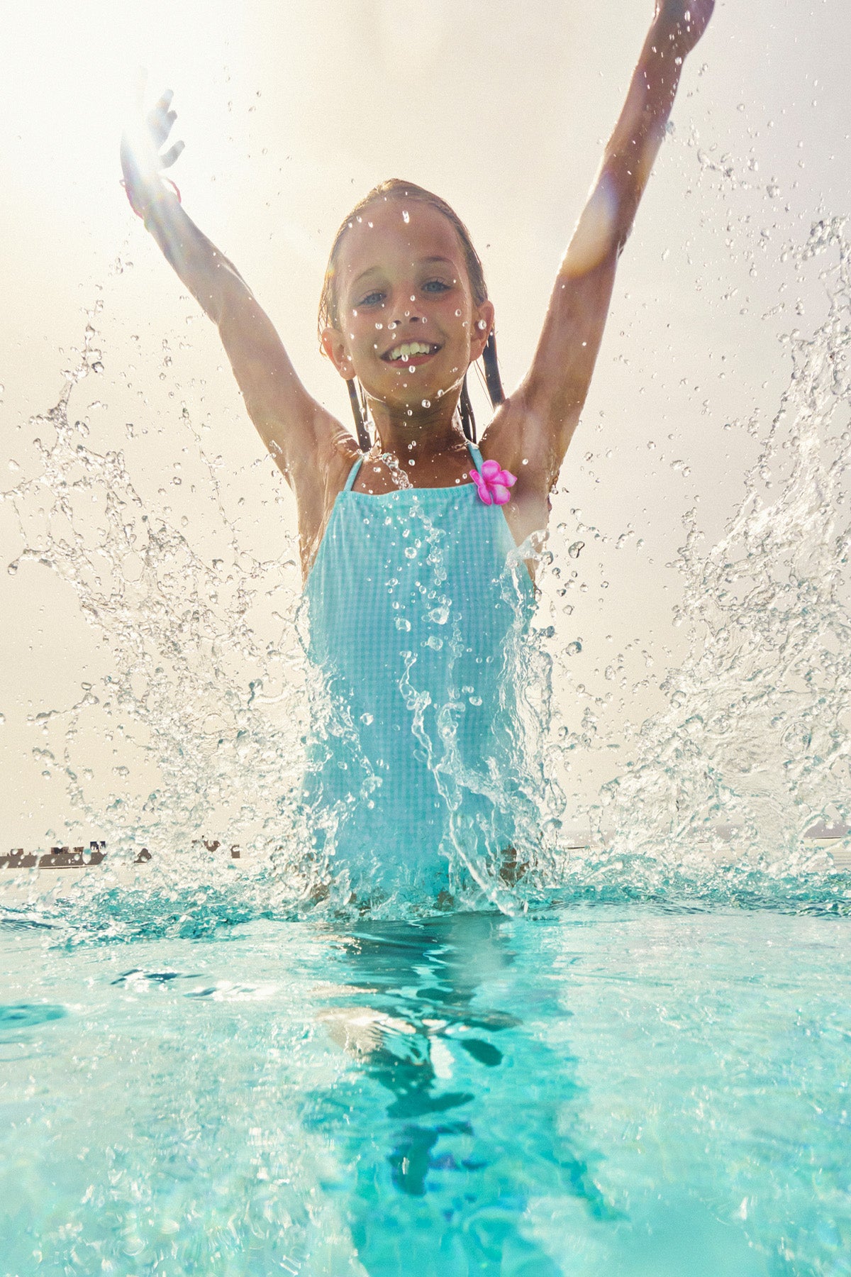 Costume da bagno da bambina a quadretti con dettagli floreali