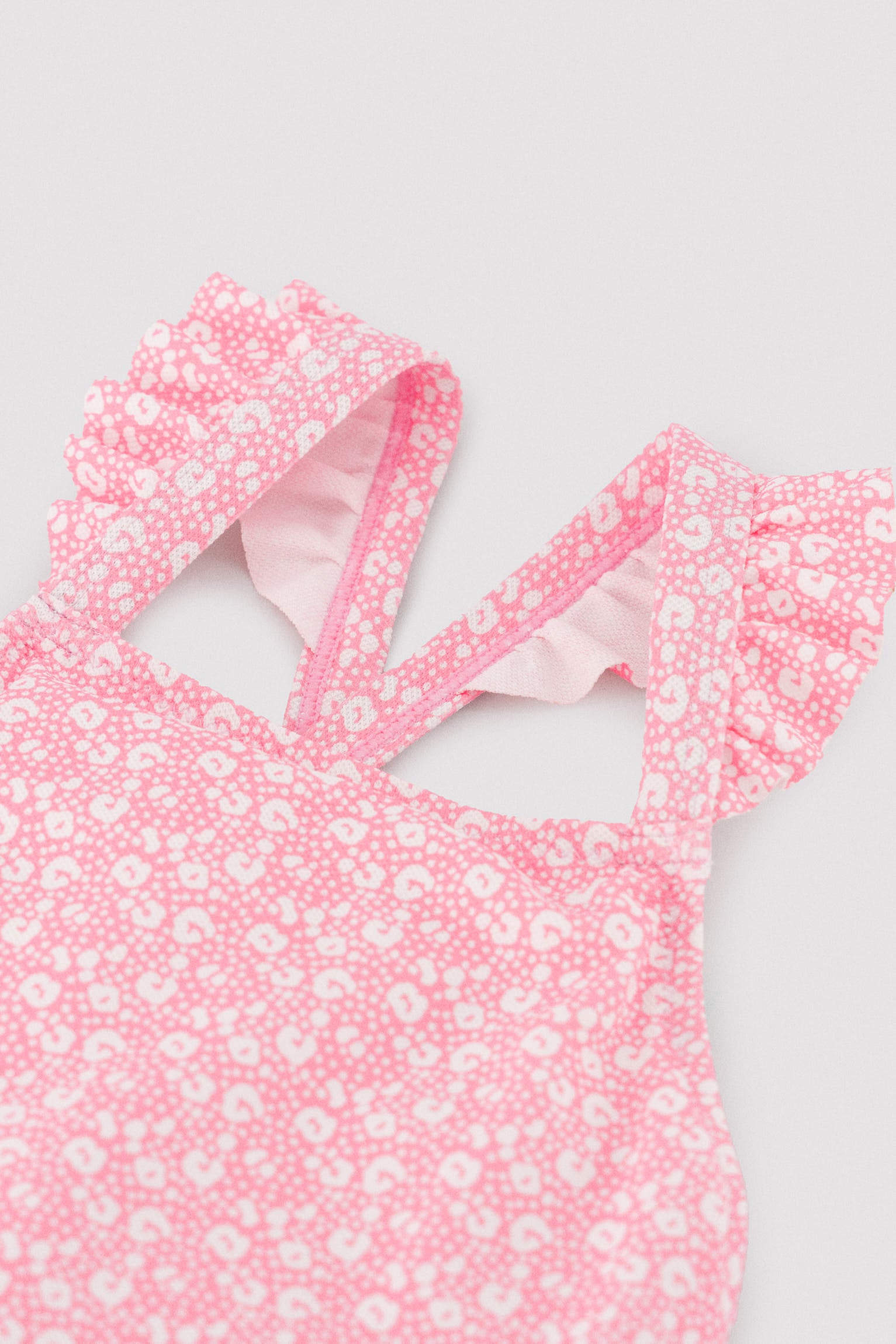 Costume da bagno da bambina con volant e spalline incrociate, stampa leopardata rosa