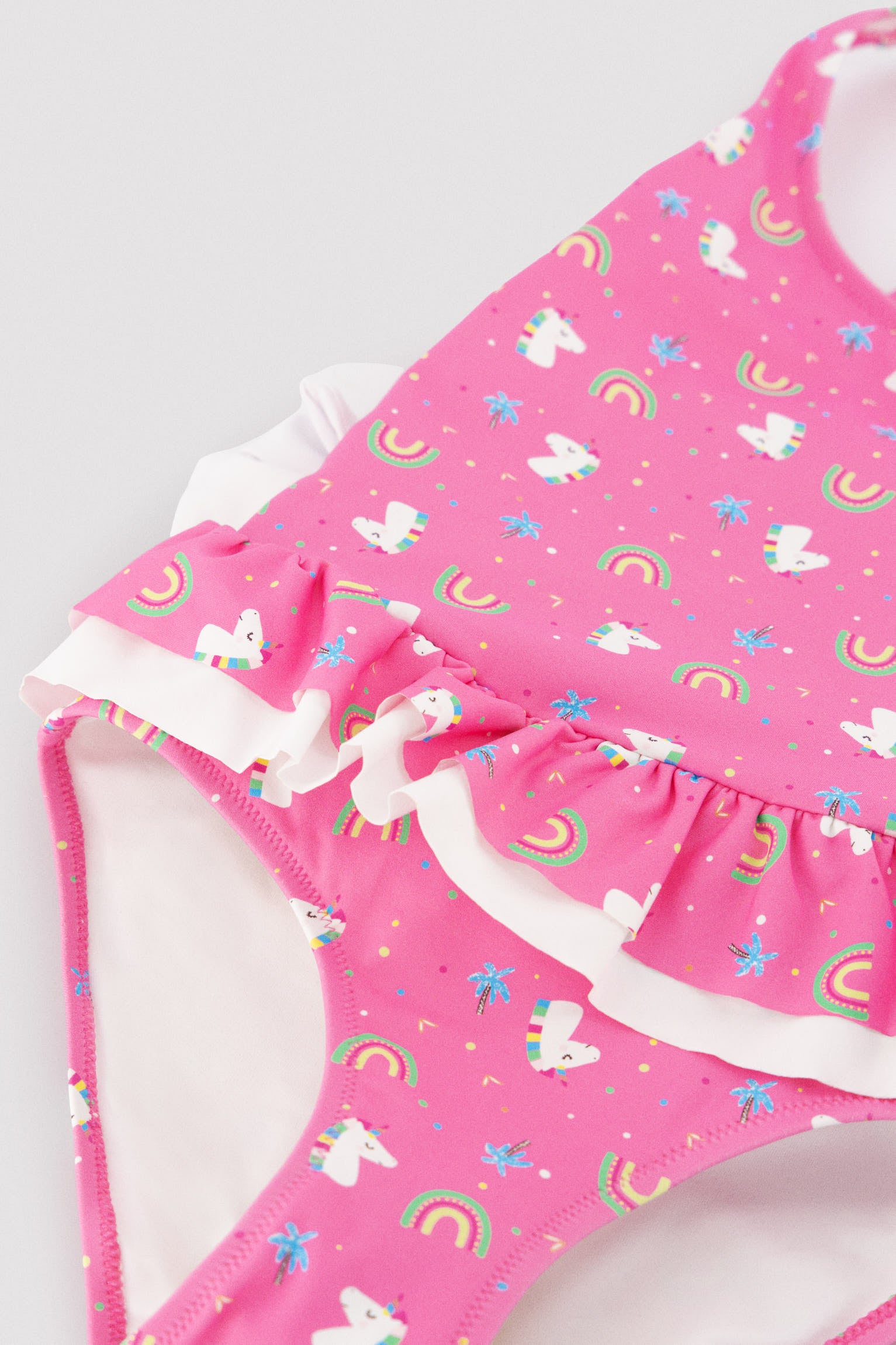 Costume da bagno per bambina con dettagli a balze e fiocchi, stampa unicorno
