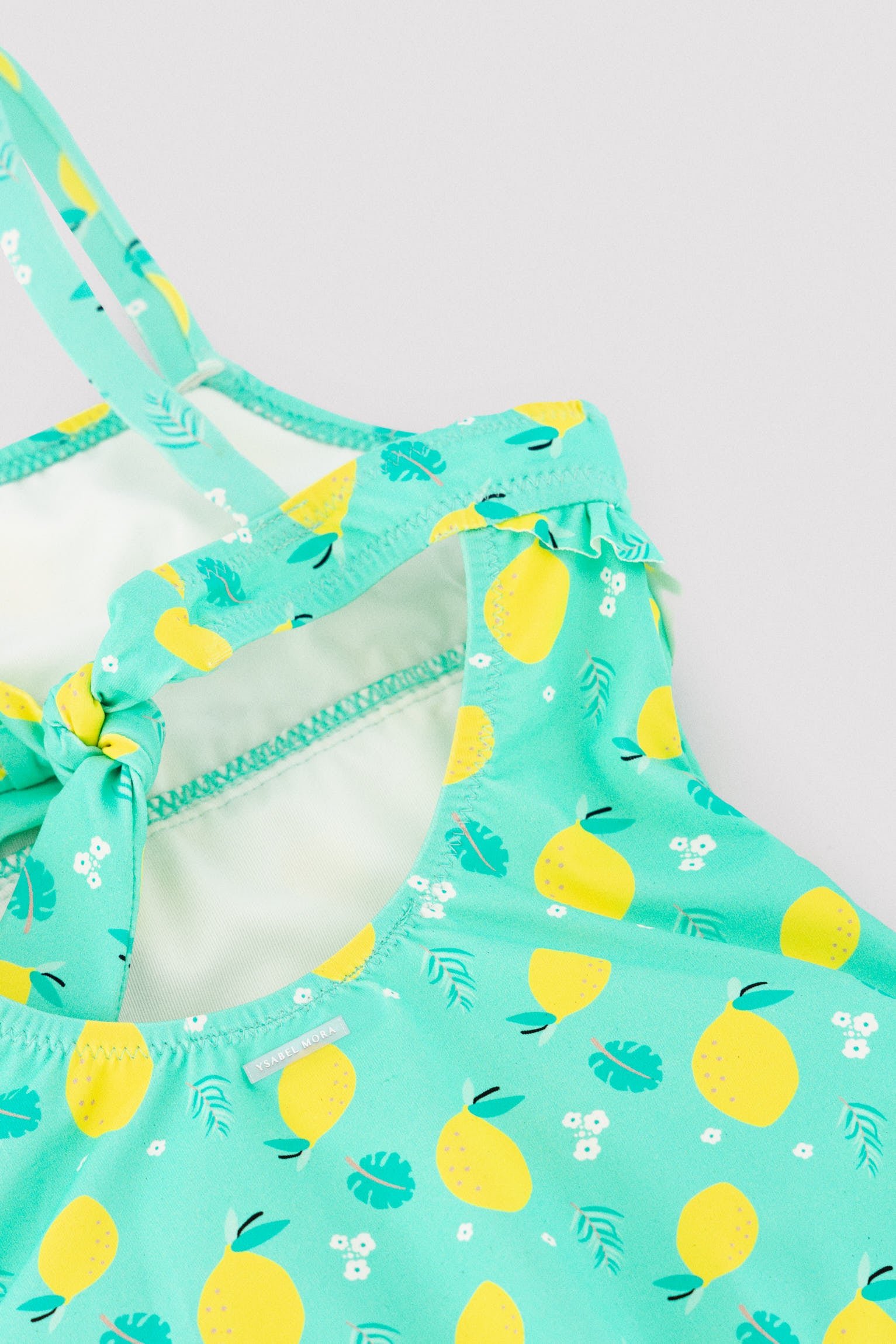 Costume da bagno da bambina con dettaglio volant con stampa di limoni