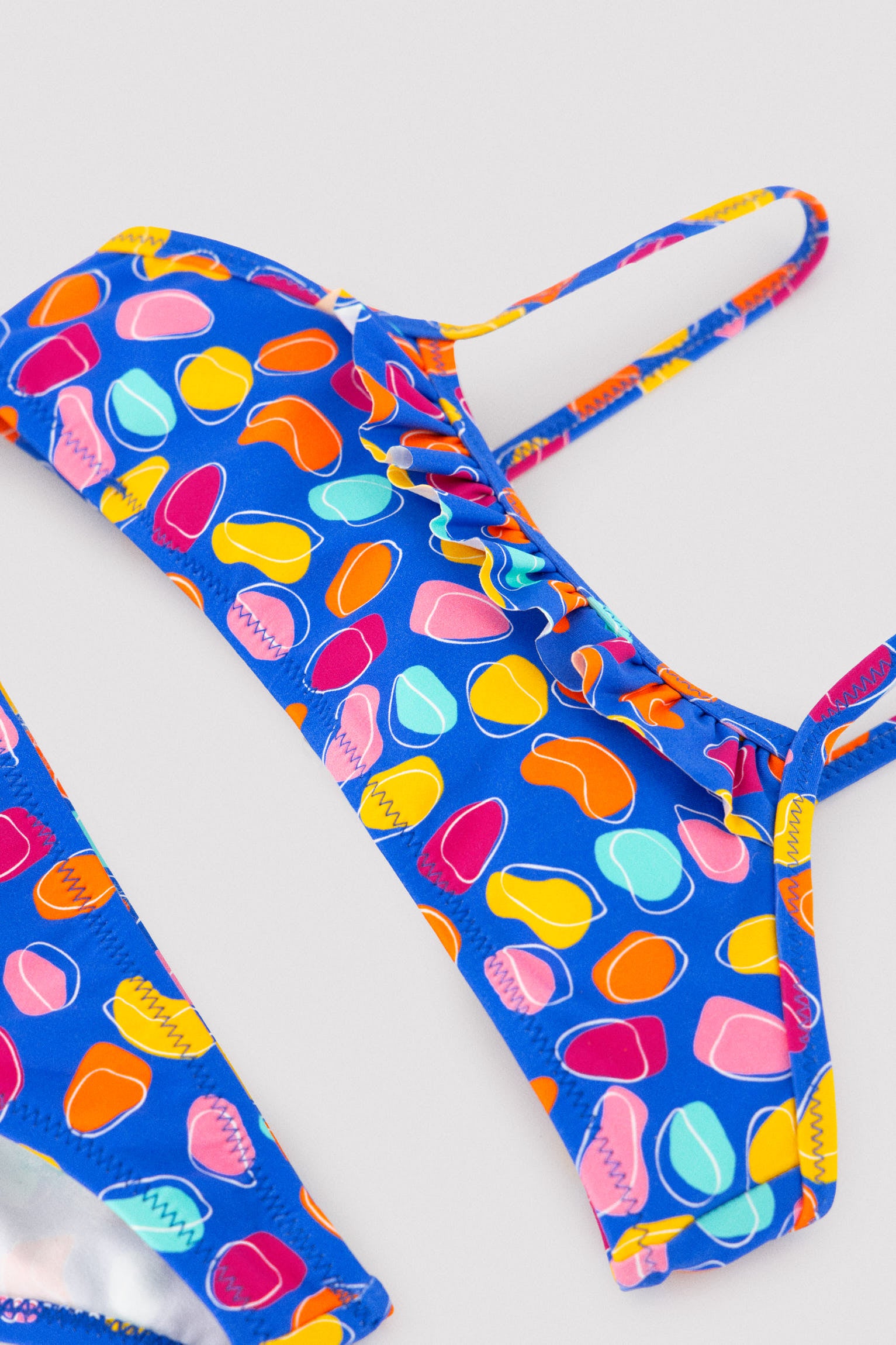 Bikini da bambina con dettagli a balze, stampa di forme organiche multicolori
