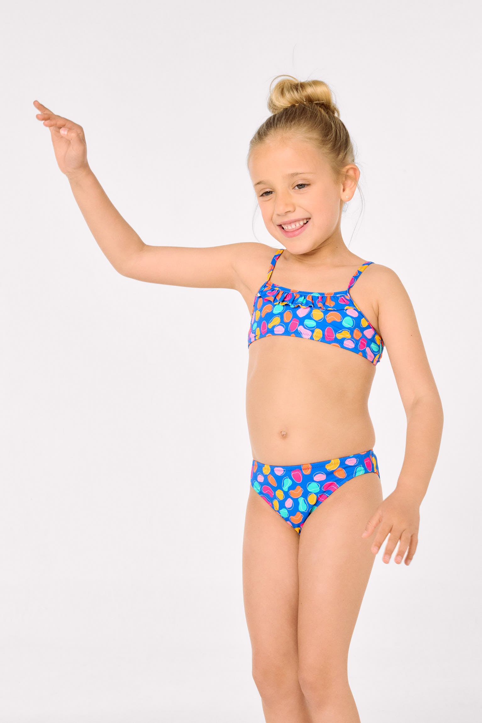 Bikini da bambina con dettagli a balze, stampa di forme organiche multicolori