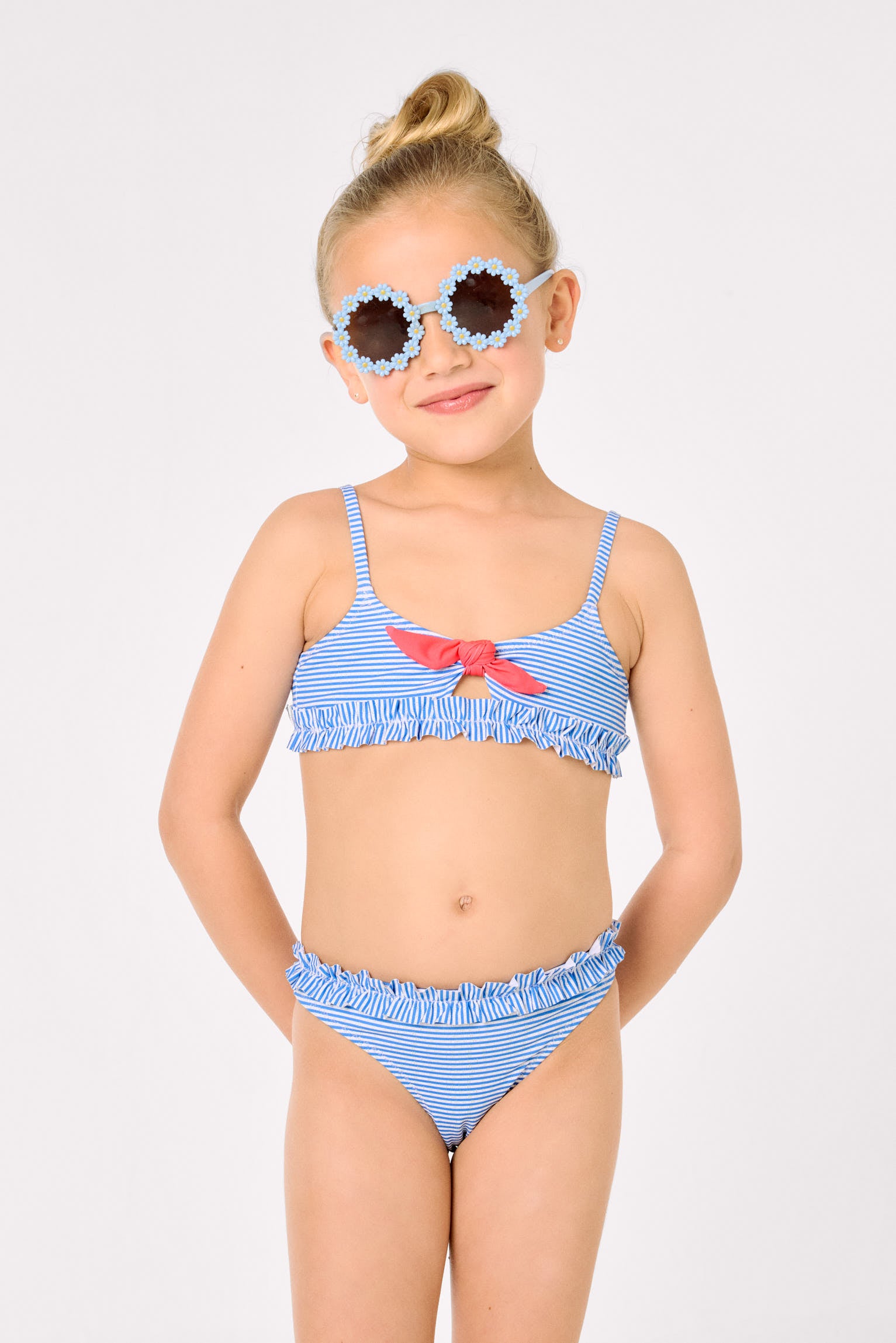 Bikini da bambina con fiocco e arricciatura, stampa a righe