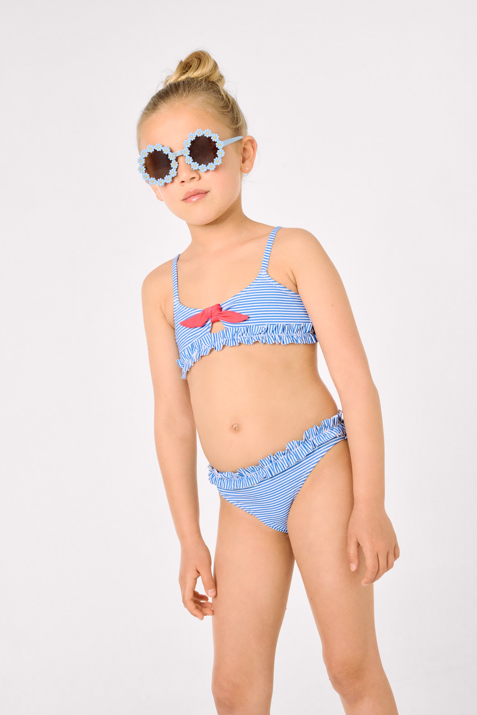 Bikini da bambina con fiocco e arricciatura, stampa a righe