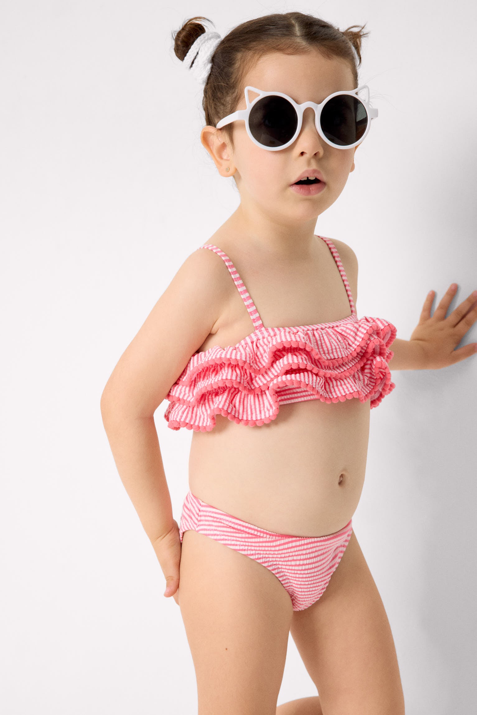 Bikini da bambina con triplo volant e stampa a righe