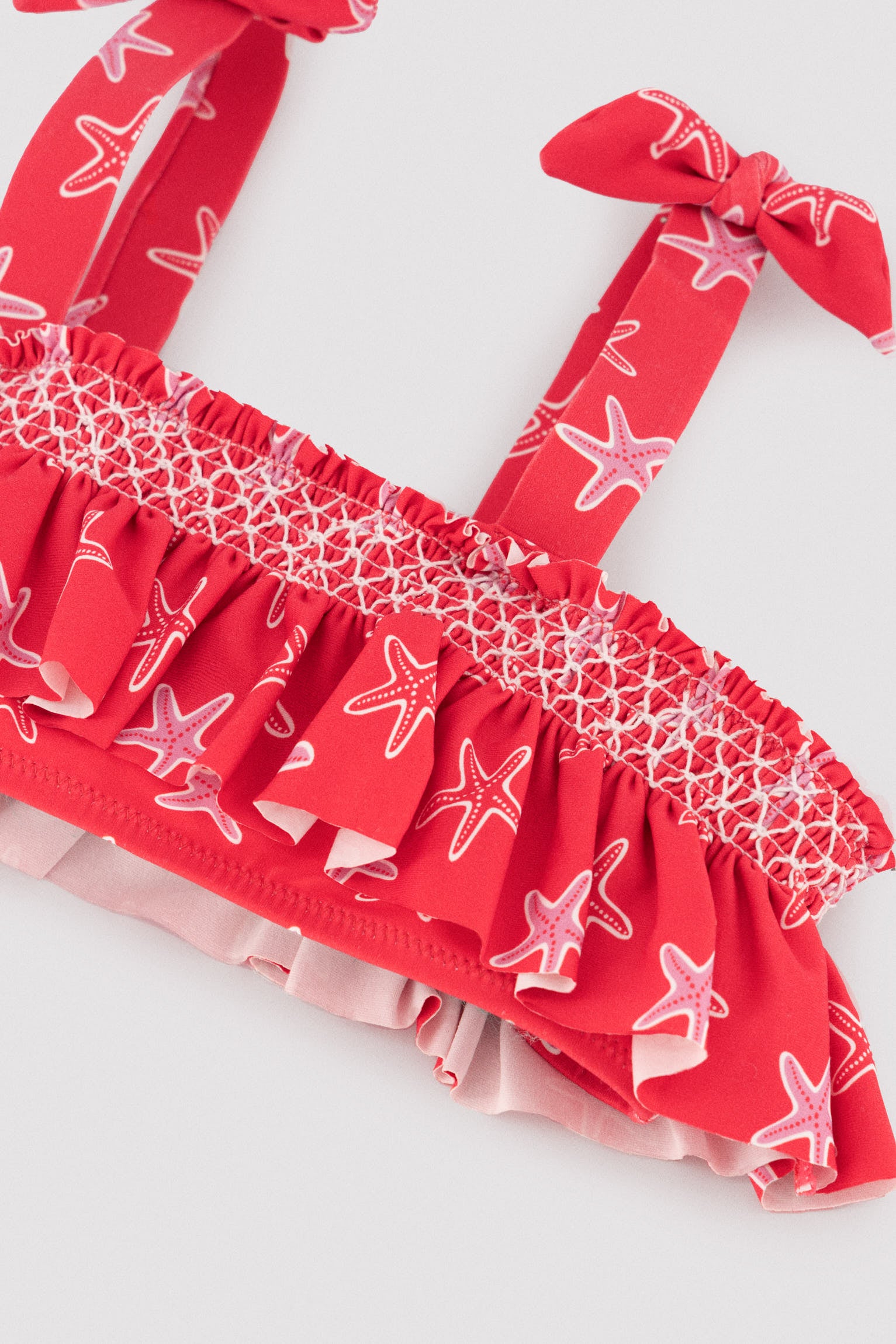 Bikini da bambina con dettagli a balze e motivo a nido d'ape di stelle marine