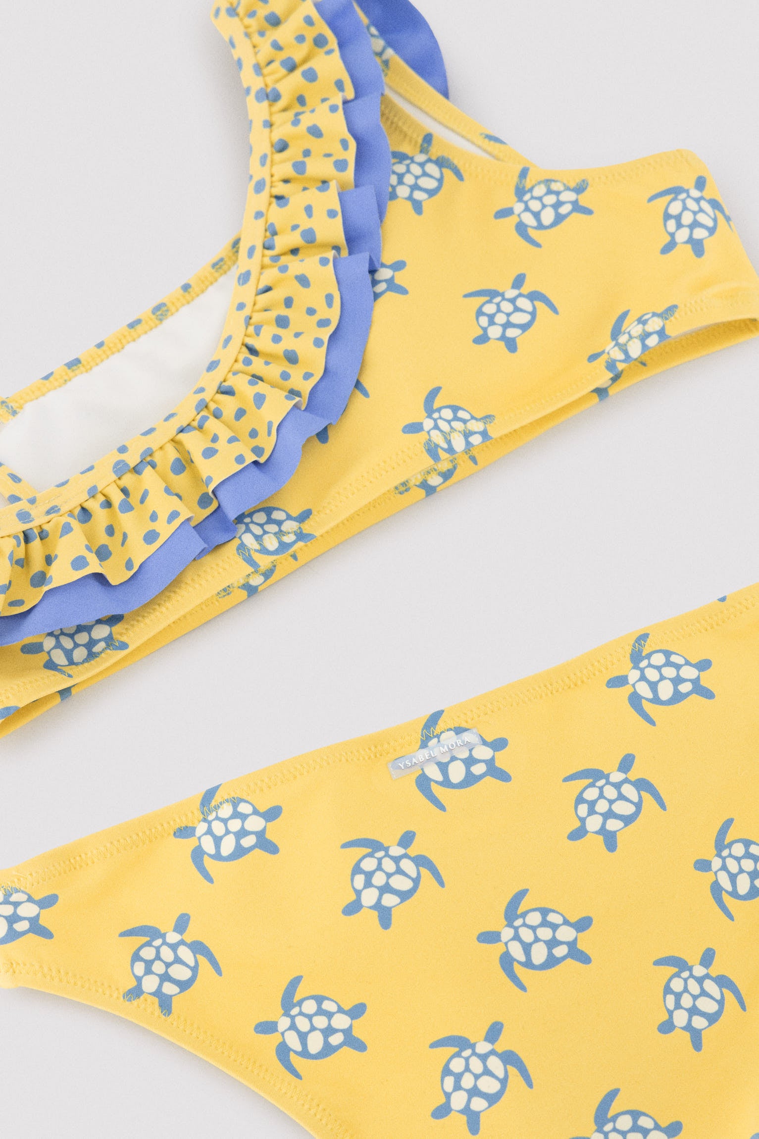 Bikini niña asimétrico detalle volantes estampado tortugas - Ysabel Mora