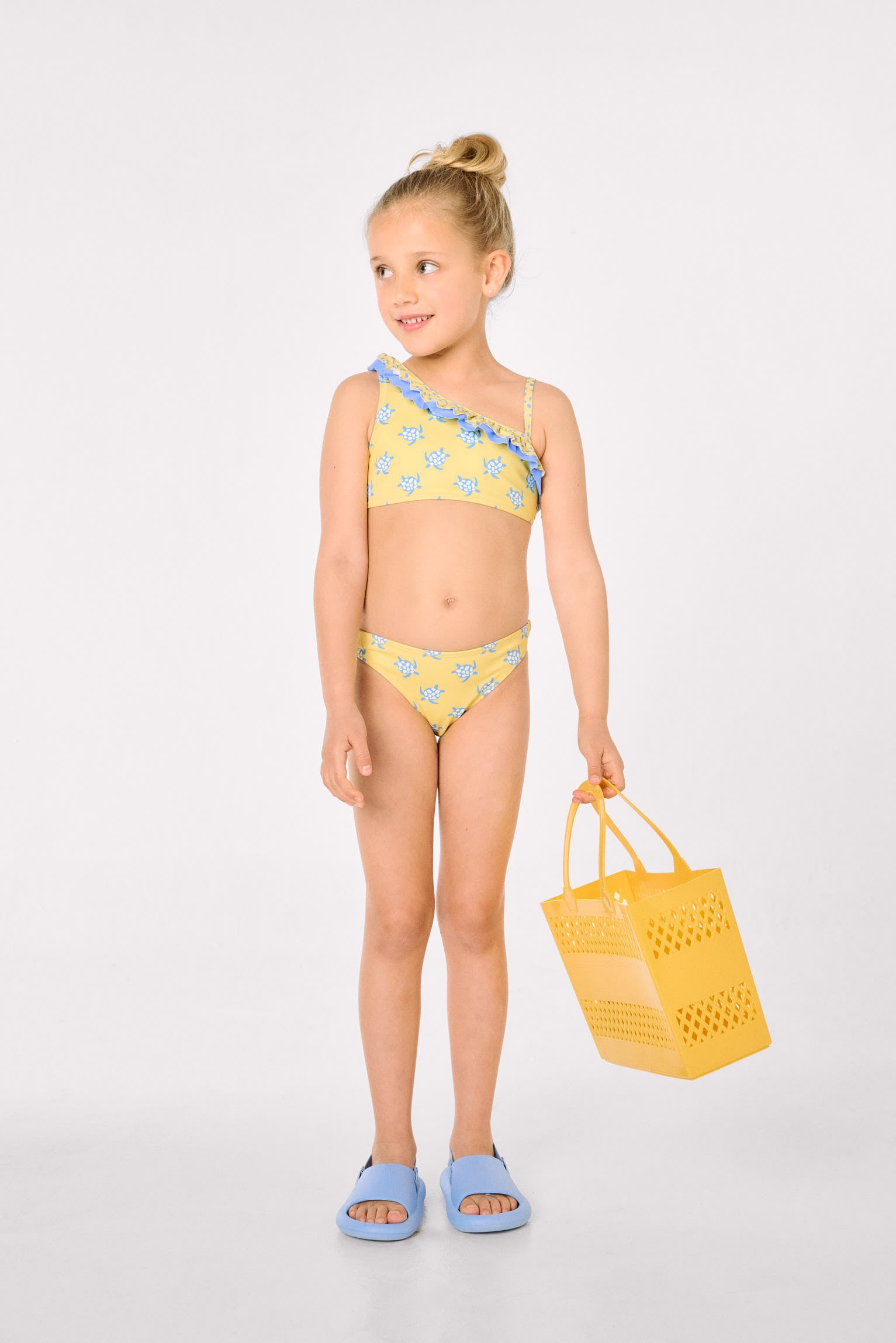Bikini niña asimétrico detalle volantes estampado tortugas - Ysabel Mora