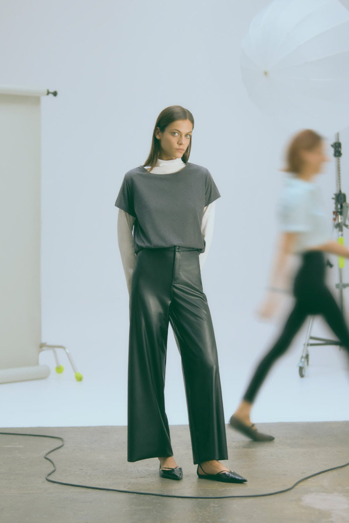 Pantaloni larghi effetto pelle nera