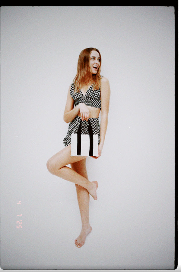 Crop top a nido d'ape con spalline elastiche a stampa floreale