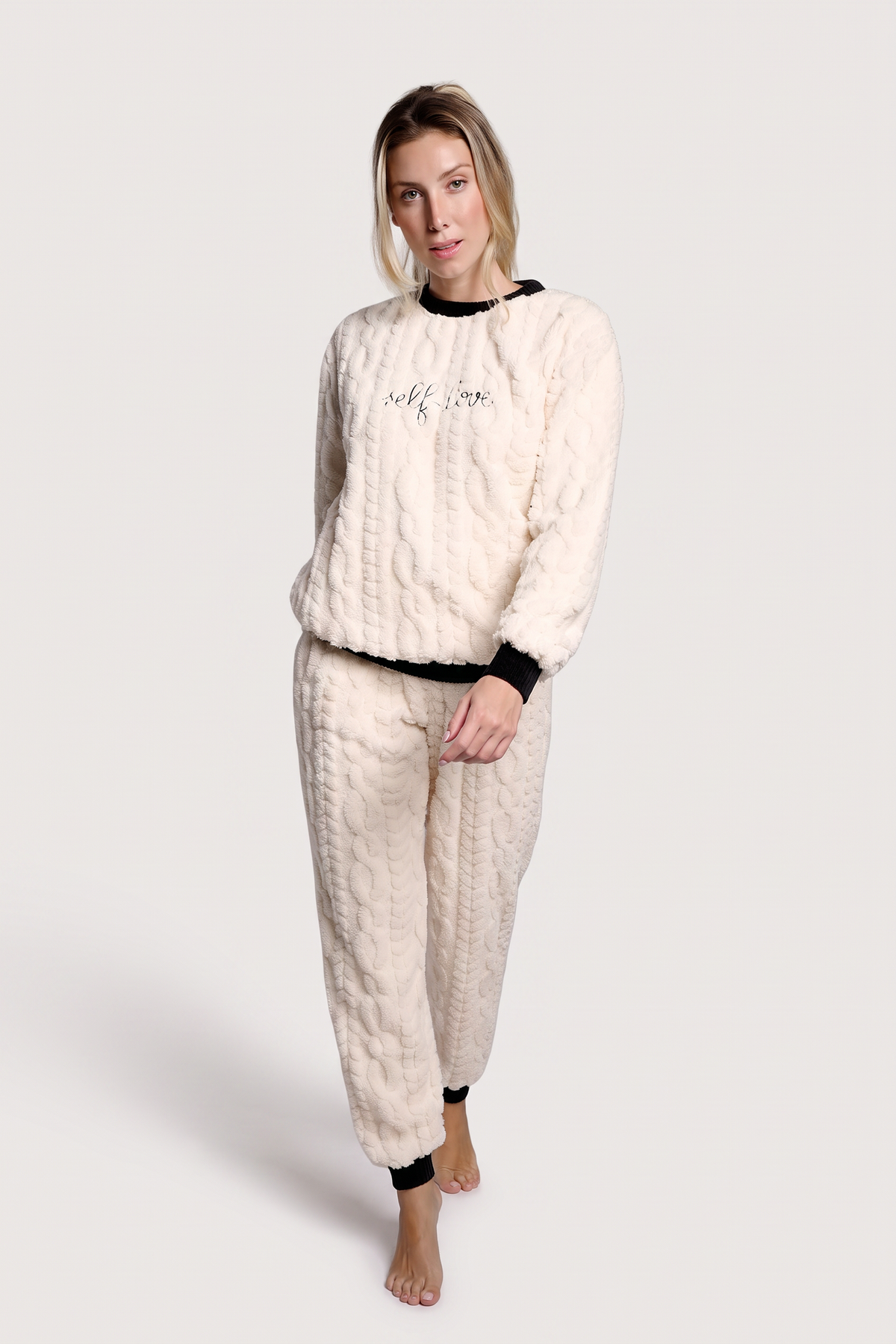 Pijama largo polar borreguito donna con relieve trenzado