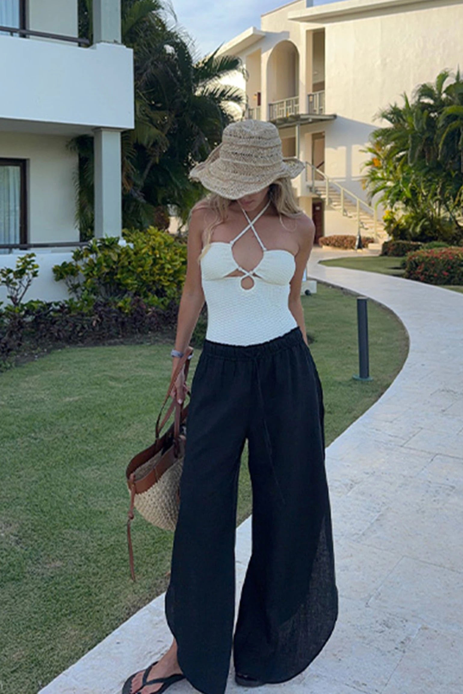 Completo da spiaggia con costume a croce color avorio @beagonzalez