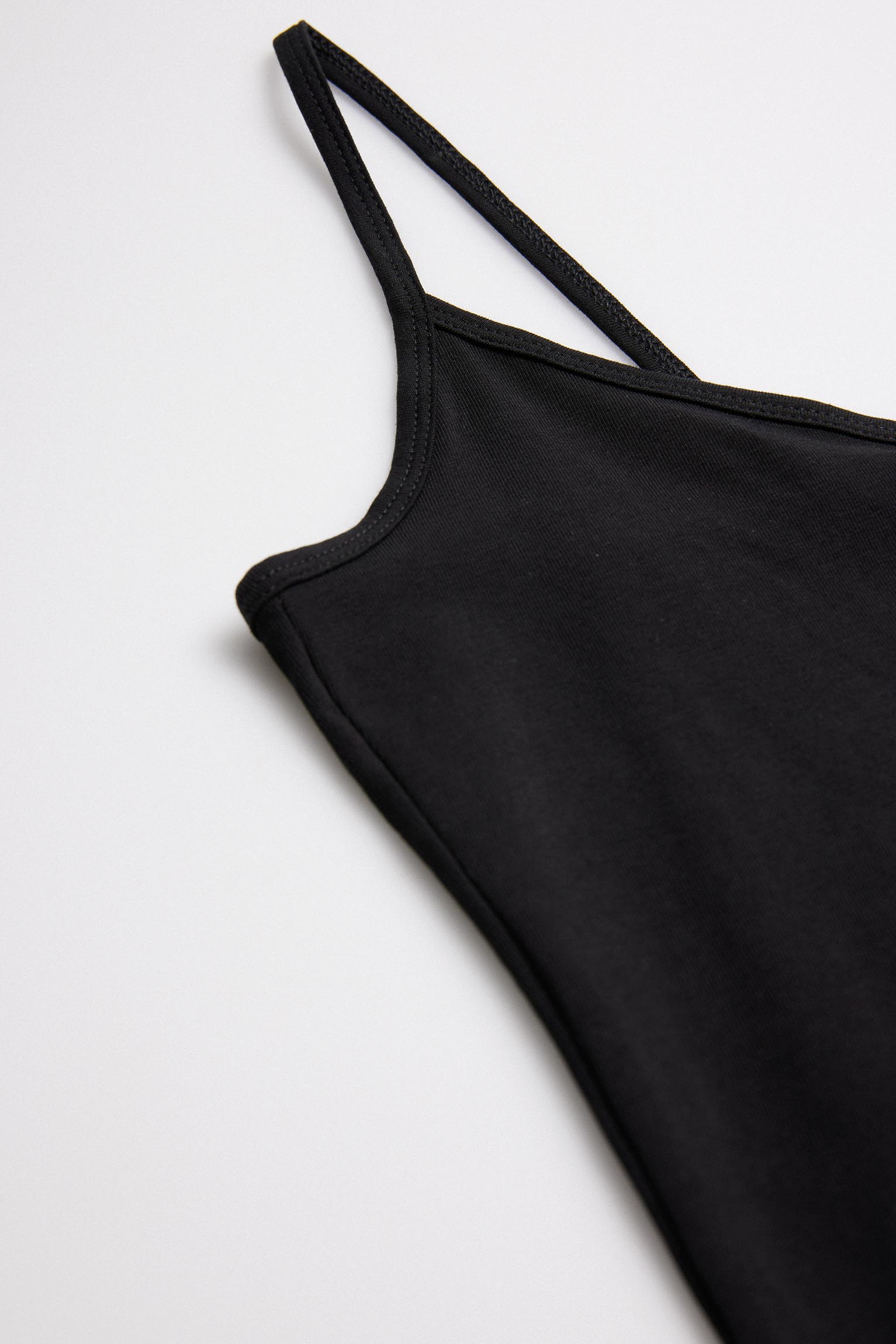 19145 1 camiseta interior tirante fino - Negro