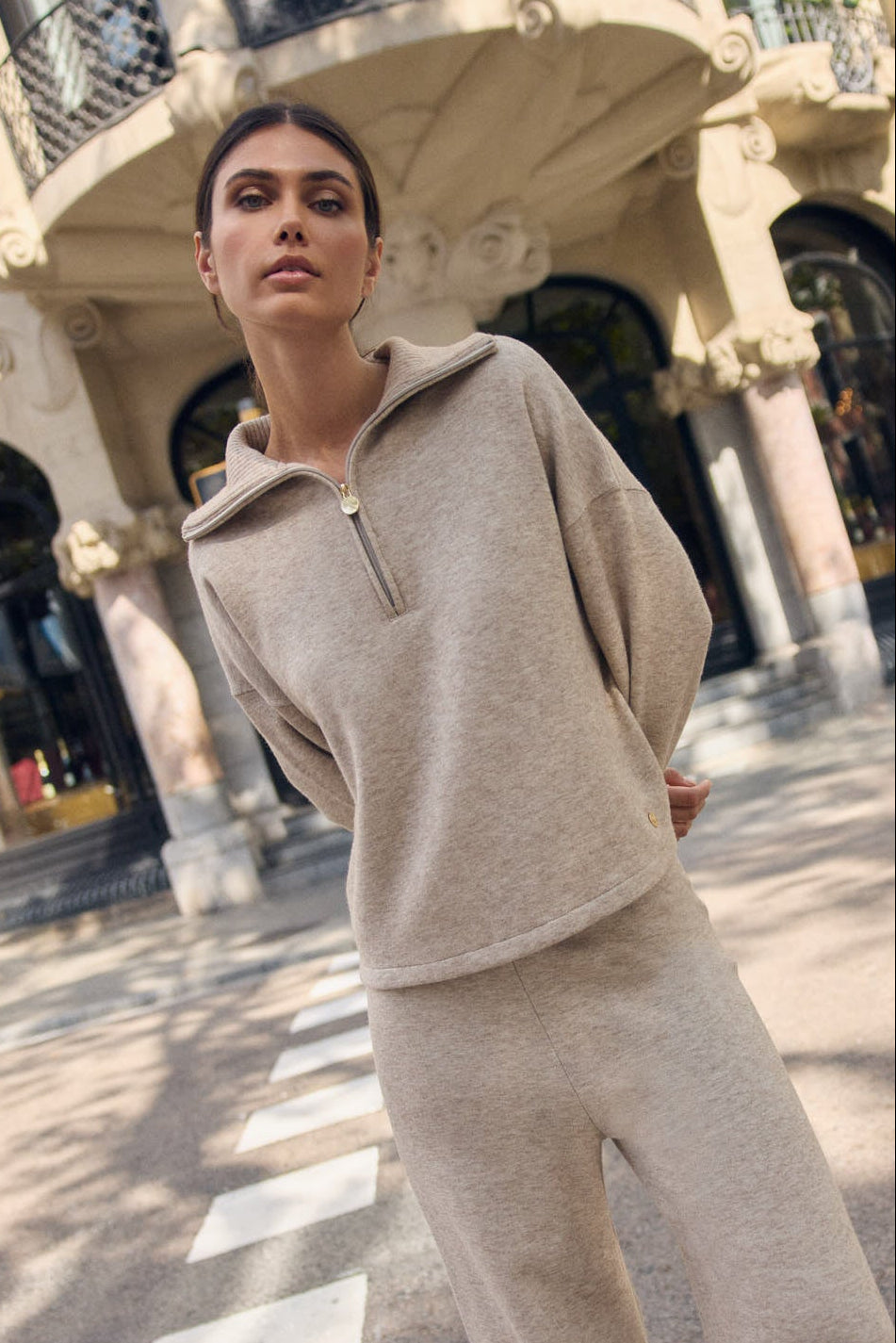 Maglione caldo con cerniera sul collo, colore beige.
