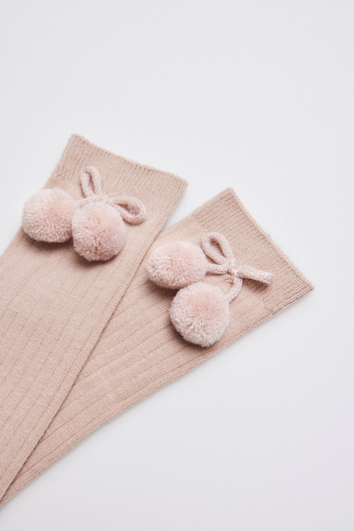 Calcetín bambino largo detalle pompones beige