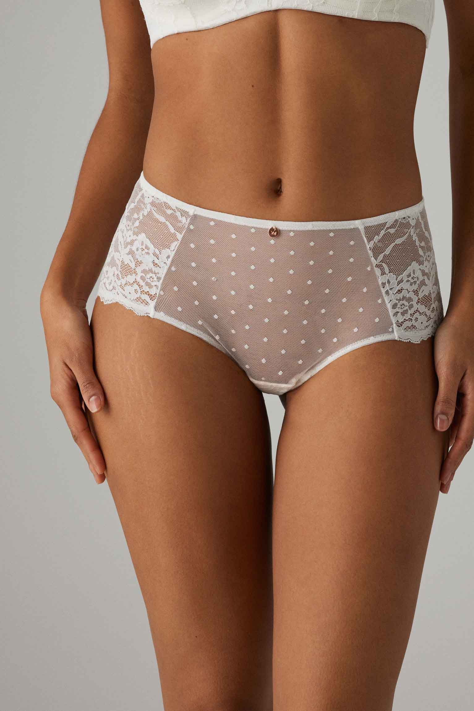 Completo intimo con reggiseno multiposizione e mutandine bianche a vita alta