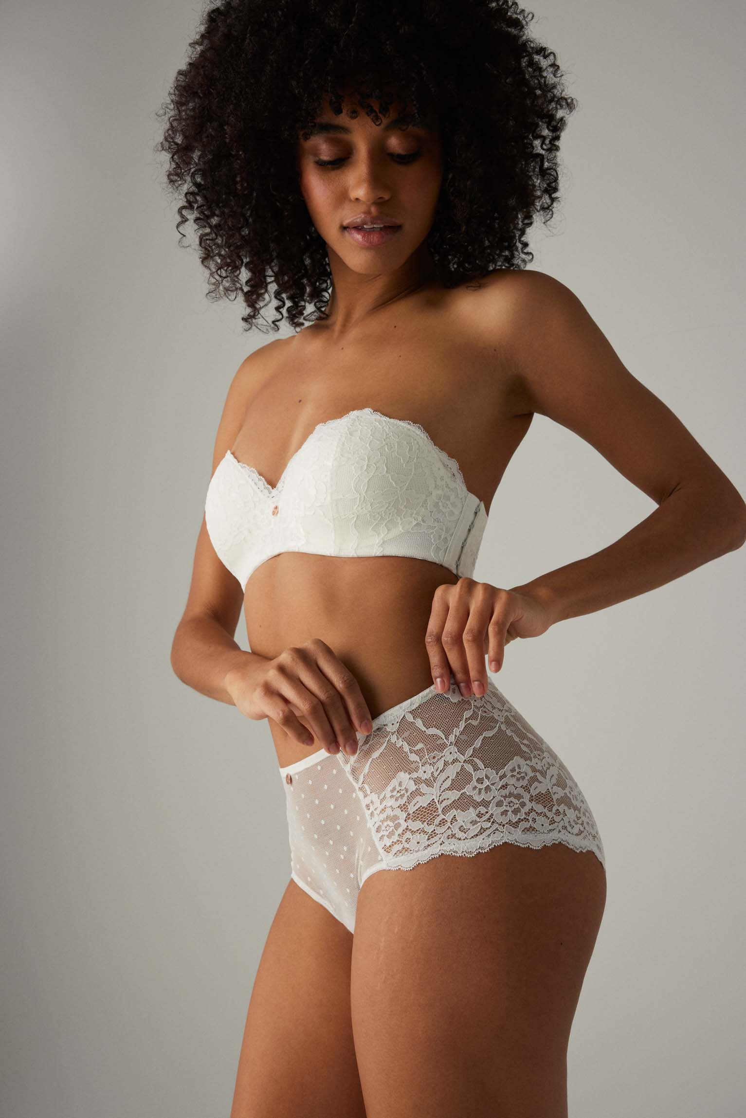 Completo intimo con reggiseno multiposizione e mutandine bianche a vita alta
