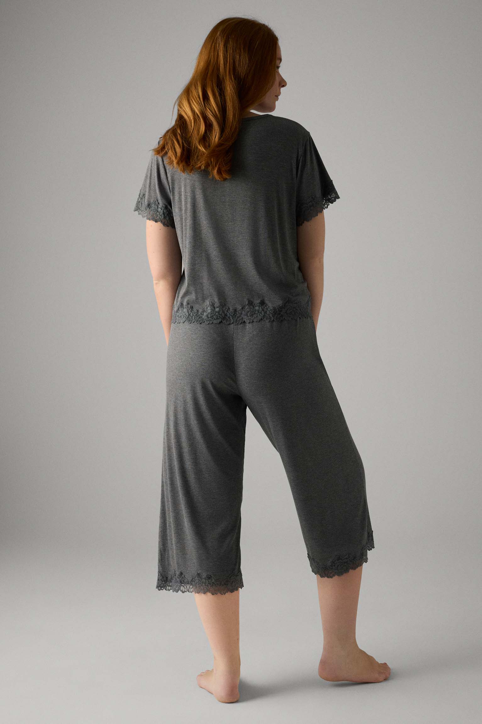 10651-3-conjunto-camiseta-manga-corta-y-pantalon-culotte-mujer-ysabel-mora - Gris