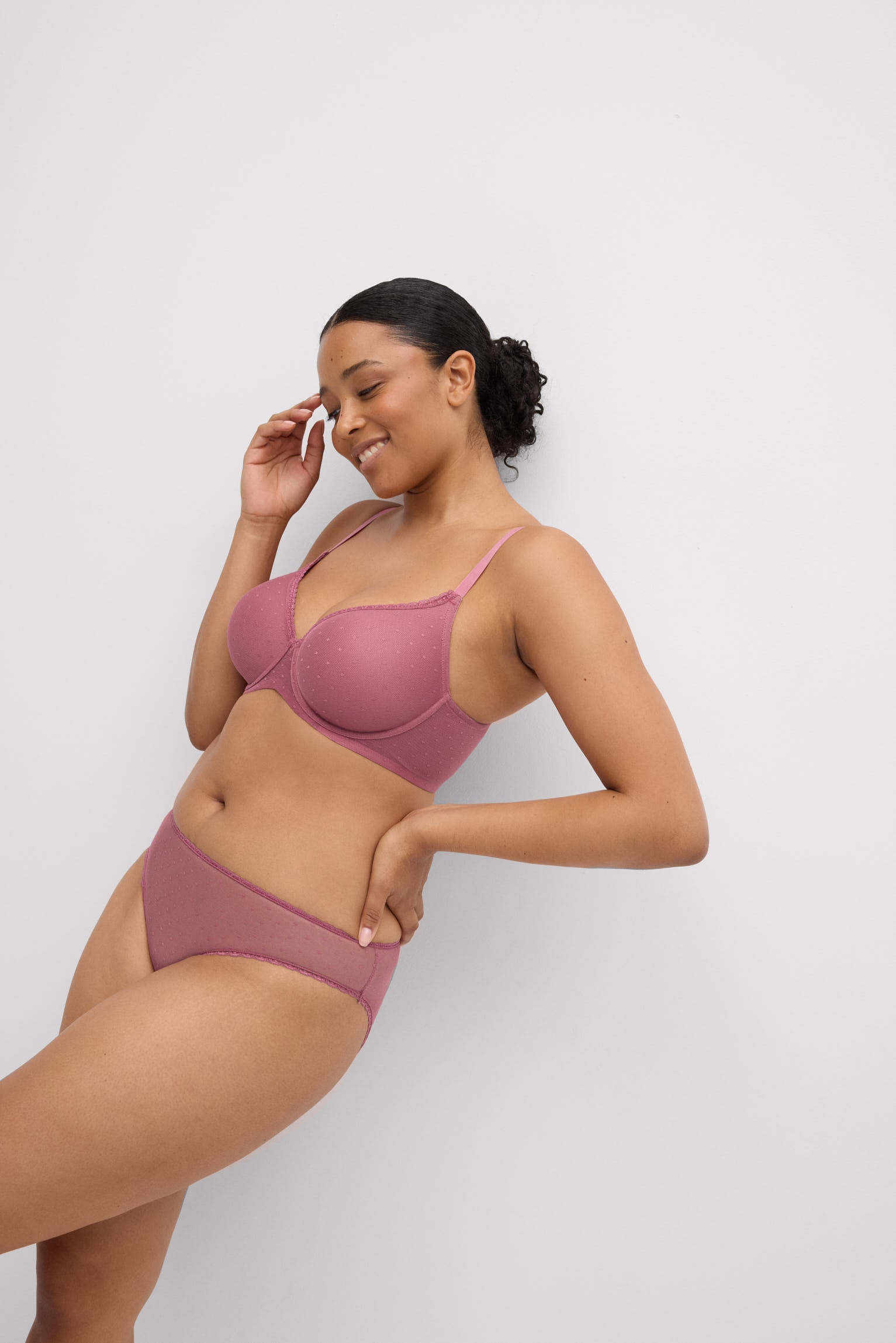 Completo intimo con ferretto imbottito e slip midi rosa