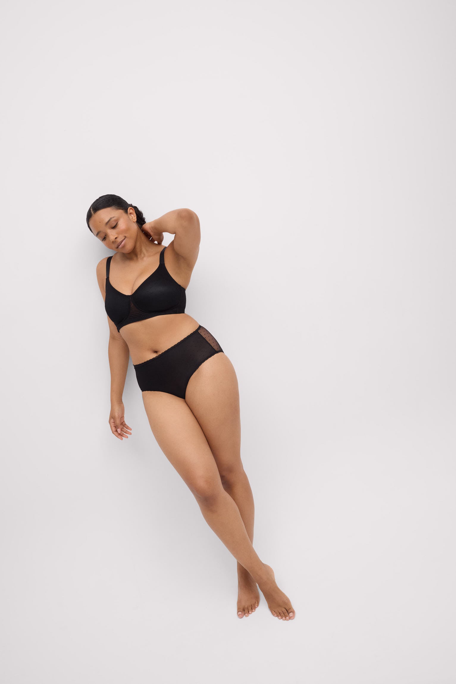Completo intimo composto da reggiseno minimizer nero e mutandine a vita alta