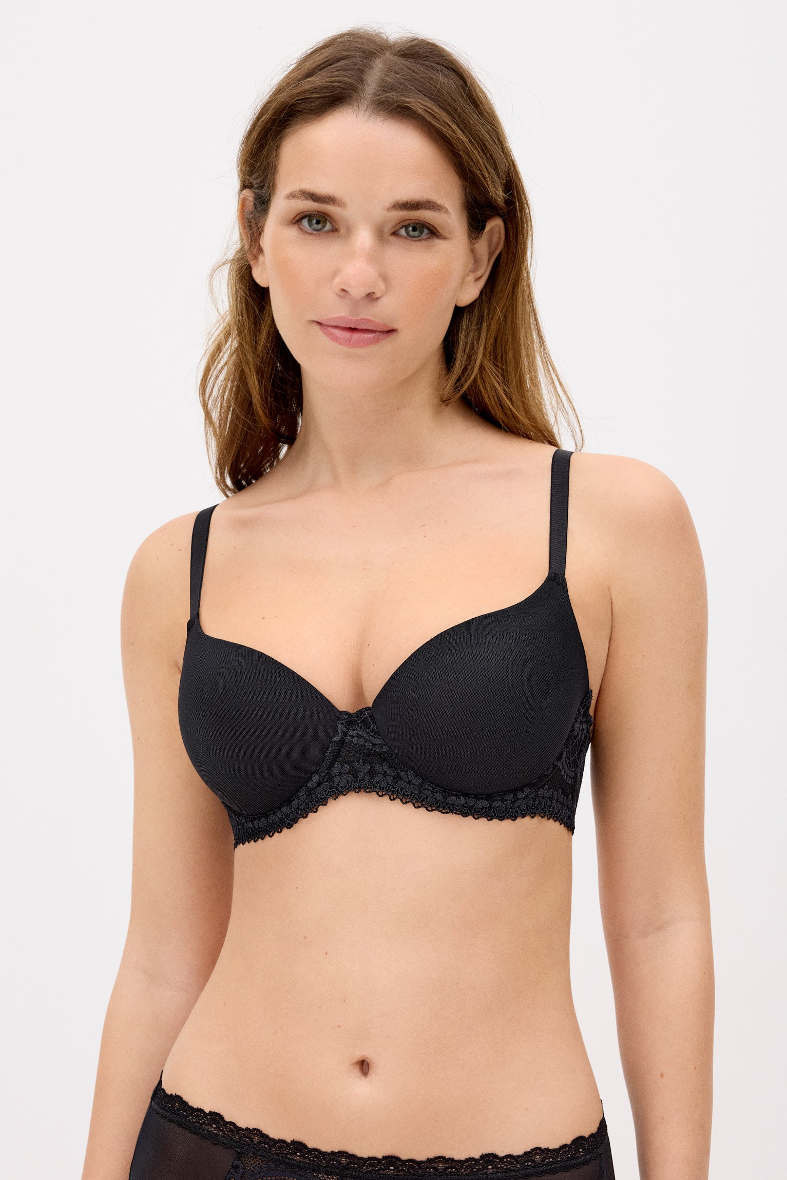 10804-1-sujetador-con-aro-con-relleno-con-encaje-negro-sunkissed-paula-echevarria