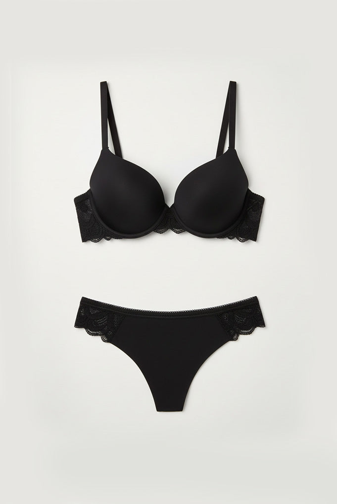 Completo intimo: reggiseno con ferretto e perizoma nero