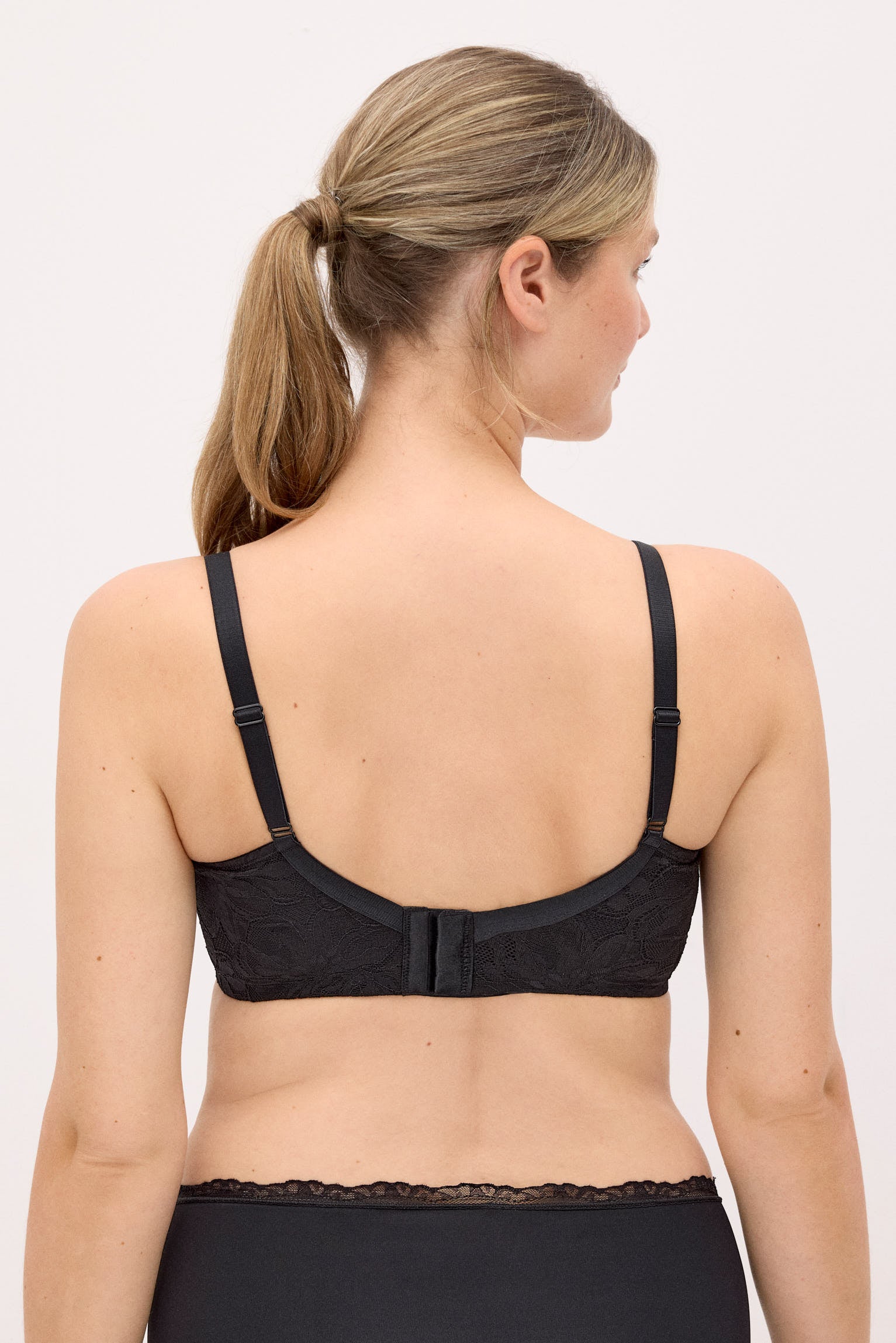 10816-2-sujetador-capacidad-con-aro-con-relleno-detalles-encaje-negro-nostalgia-breeze-paula-echevarria