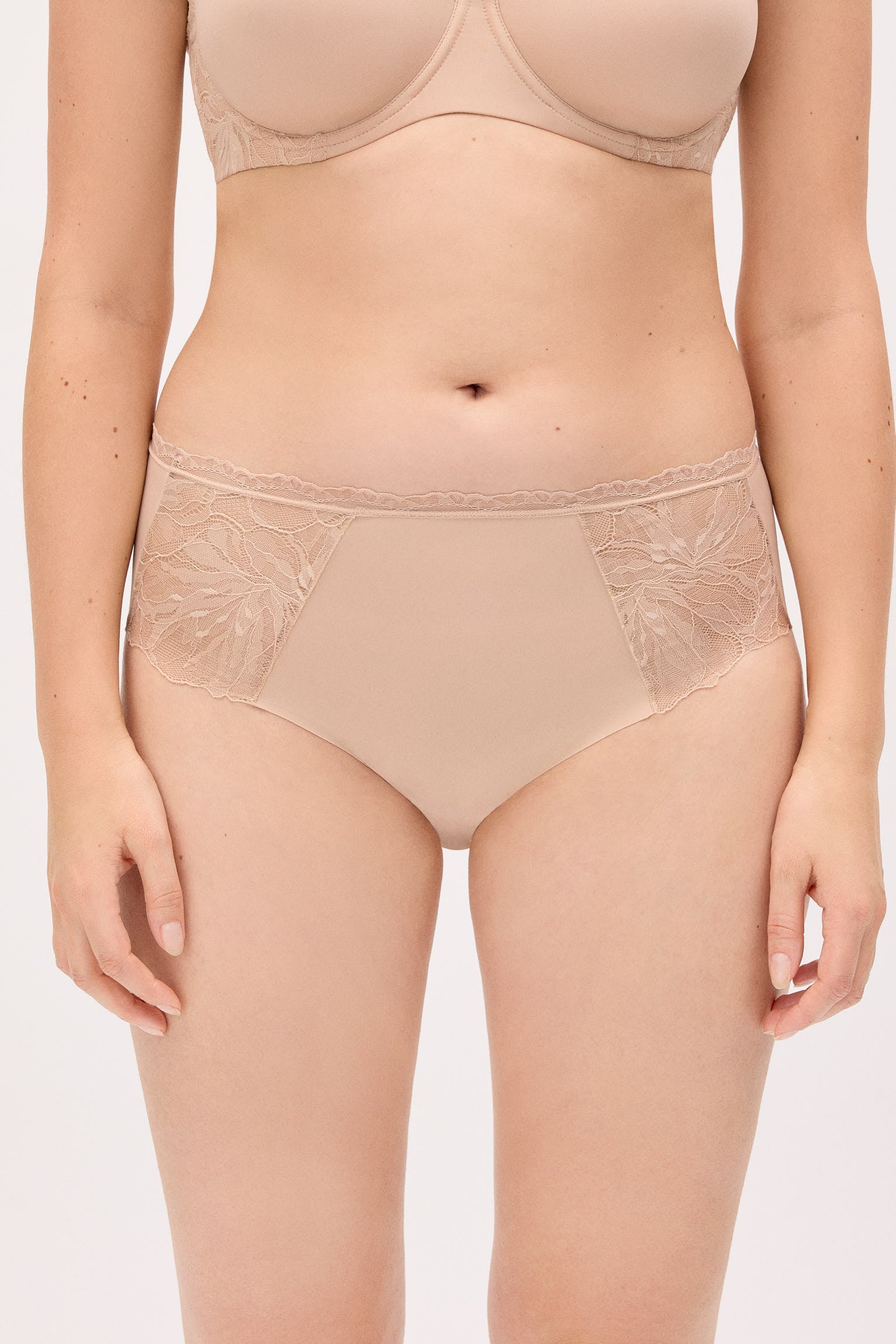 10818-1-braga-midi-detalles-encaje-nude-nostalgia-breeze-paula-echevarria