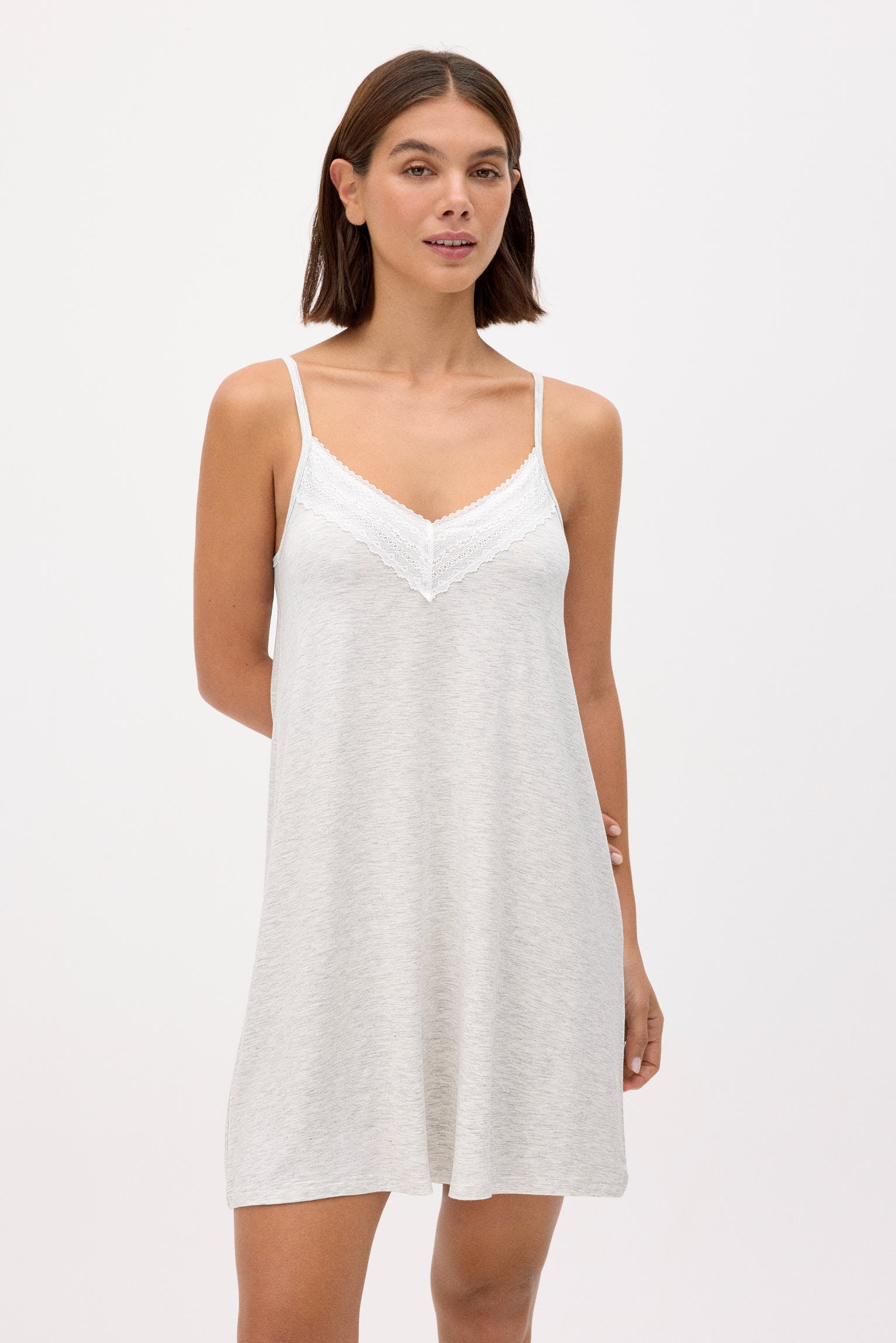 10824-1-camison-ligero-de-tirantes-gris-paula-echevarria