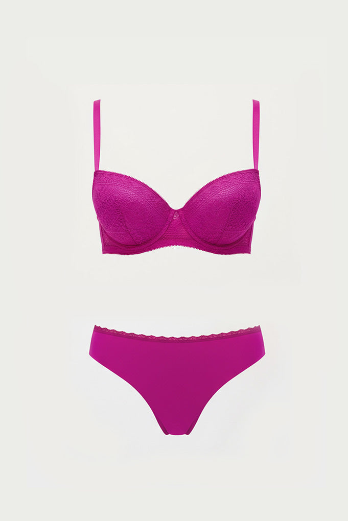 Completo intimo composto da reggiseno con ferretto fucsia e slip brasiliano