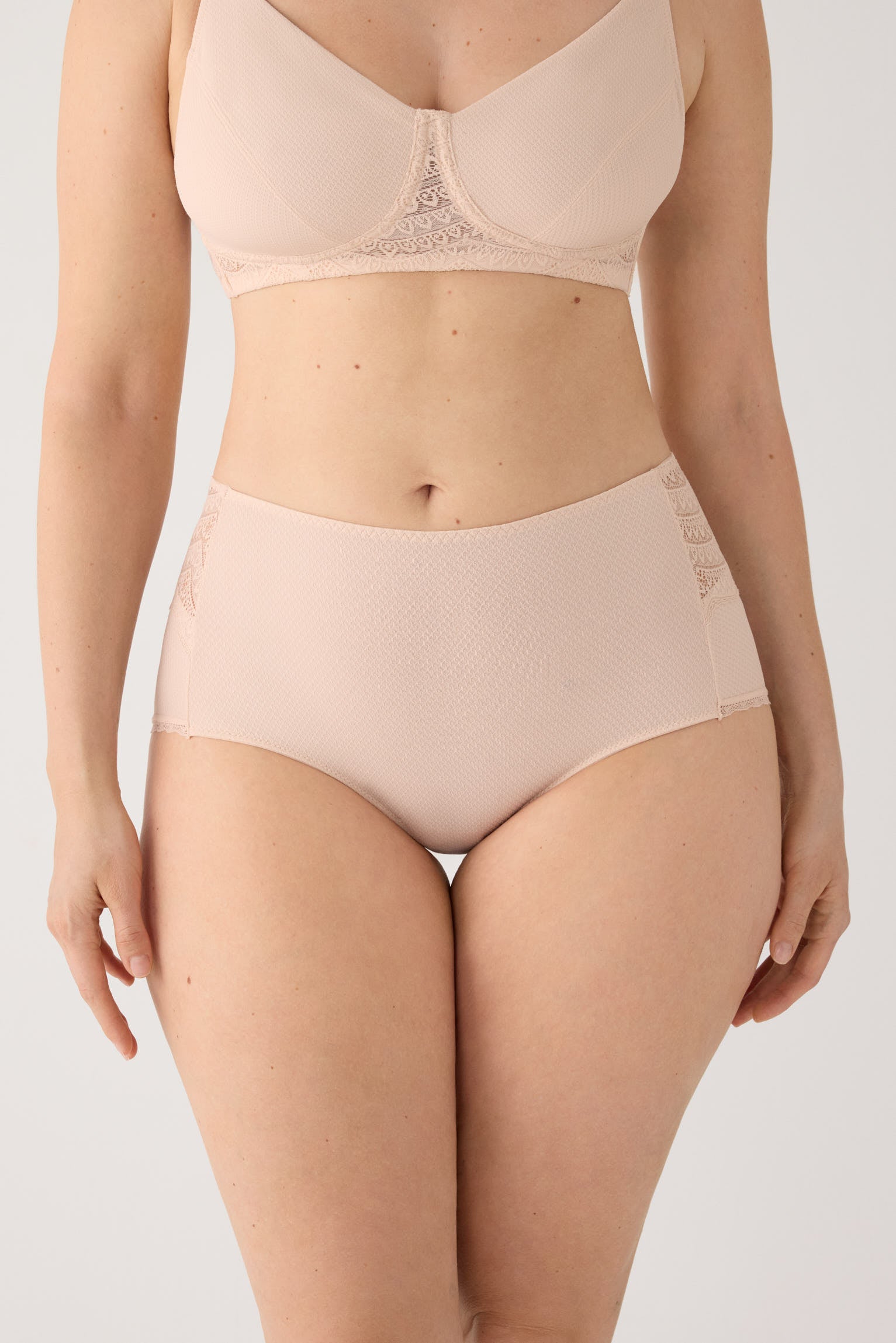 Slip a vita alta pizzo nude