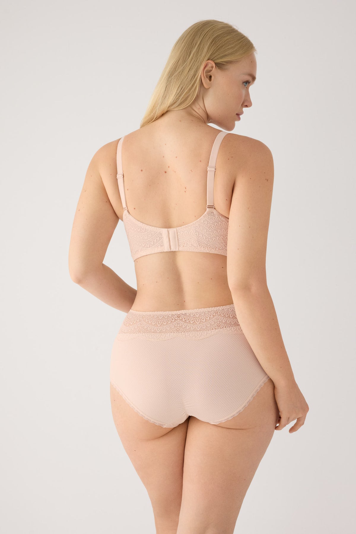 Slip a vita alta pizzo nude
