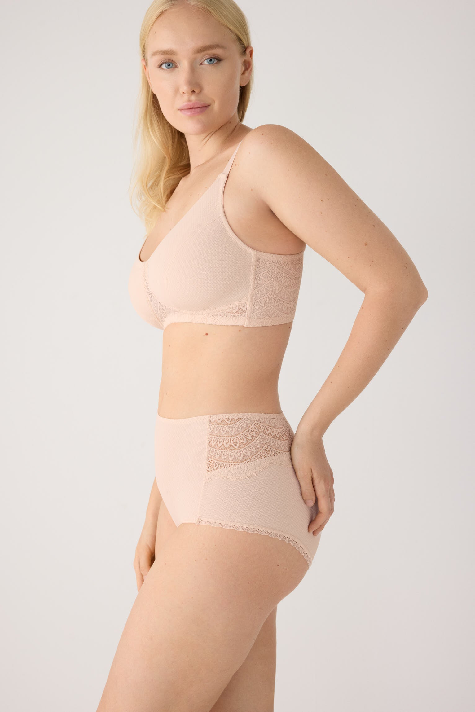Slip a vita alta pizzo nude