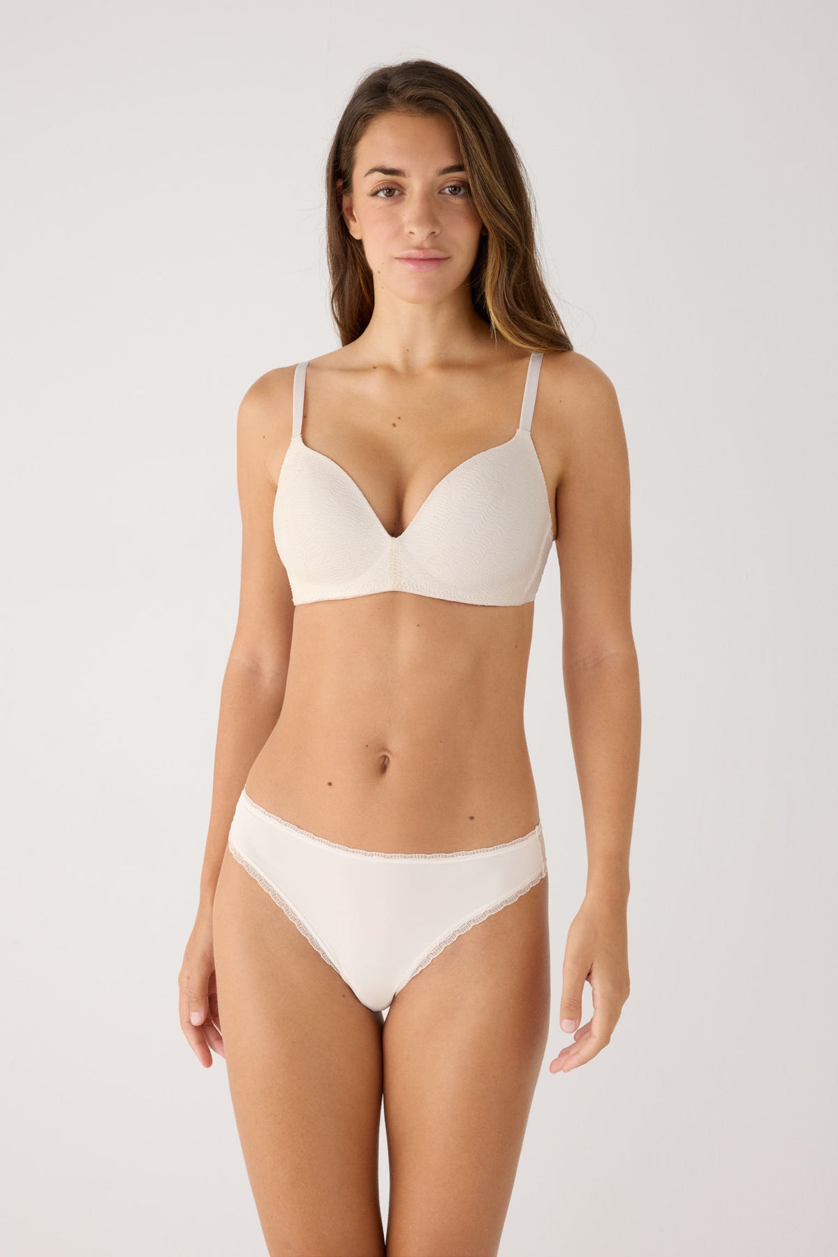 Completo reggiseno senza ferretto imbottito e slip brasileñatextura avorio