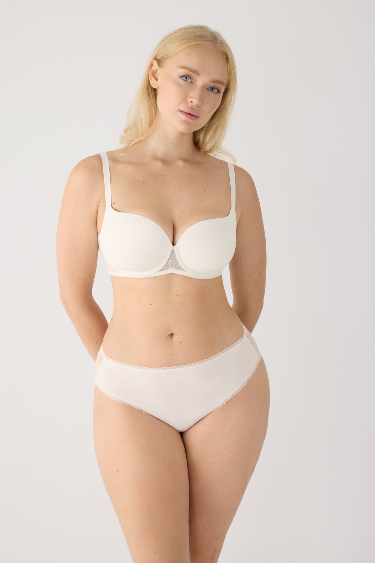 Completo reggiseno capacidad con ferretto imbottito e slip midi texture avorio