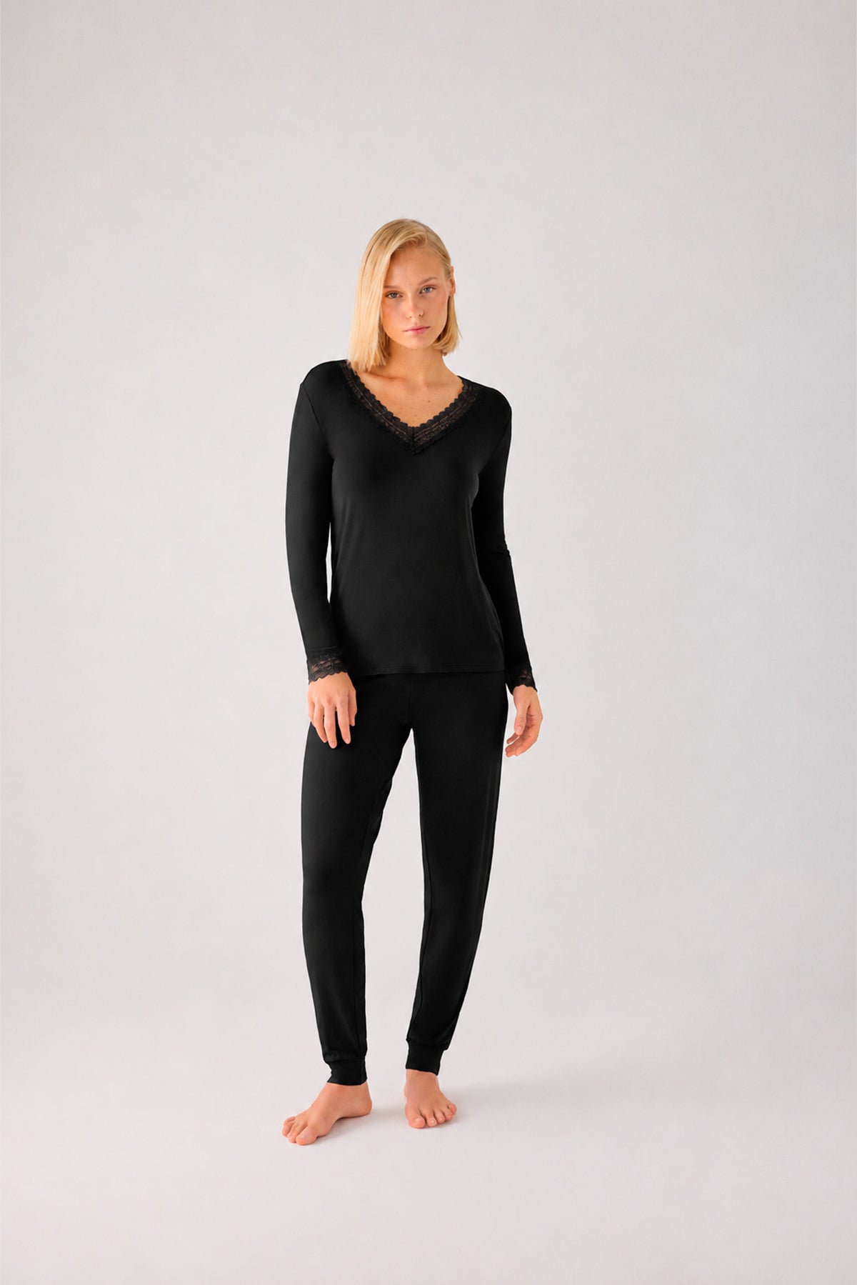 Pijama largo de donna ligero y suave con pantalón jogger negro