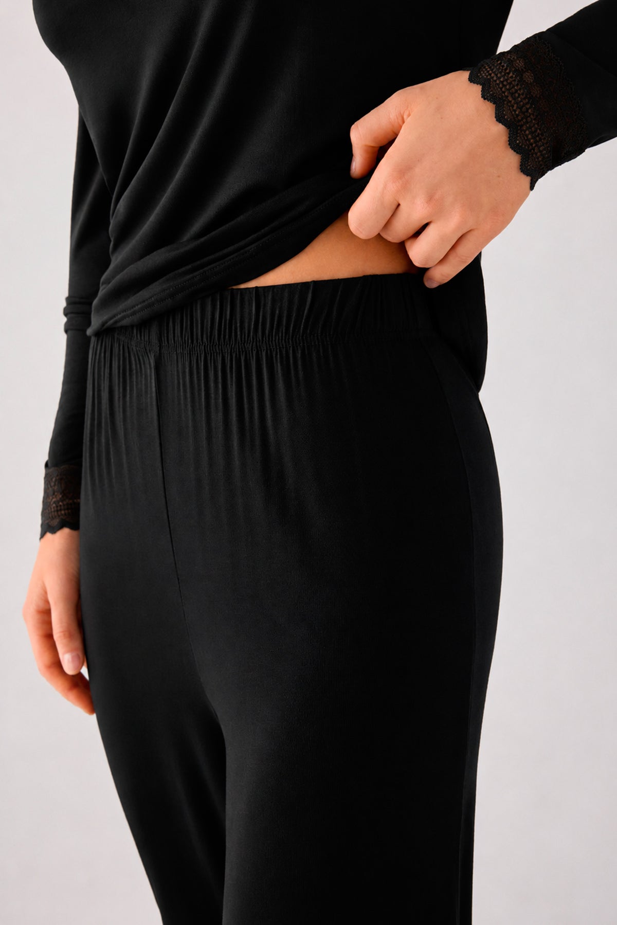 Pijama largo de donna ligero y suave con pantalón jogger negro